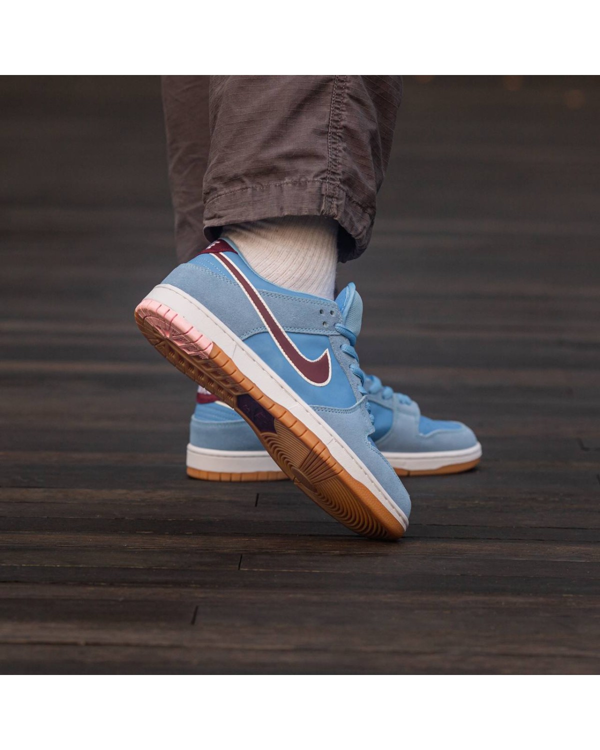 Nike SB Dunk Low “Philllies”
