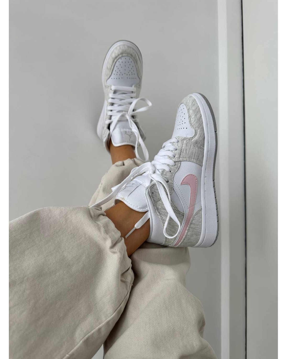 Nike Air Jordan Retro 1 Heather Grey Pink 