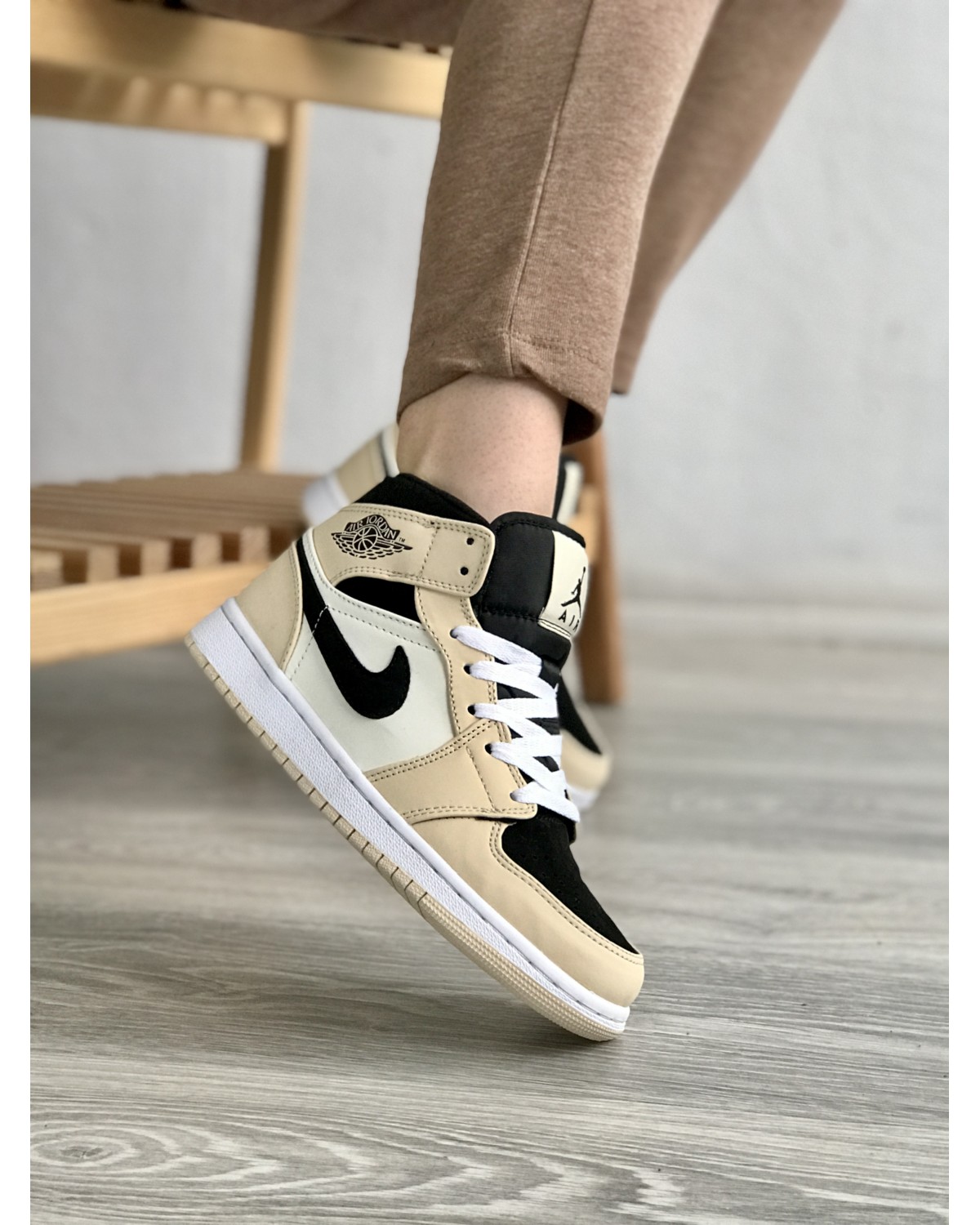 Nike Air Jordan Retro 1 Beige