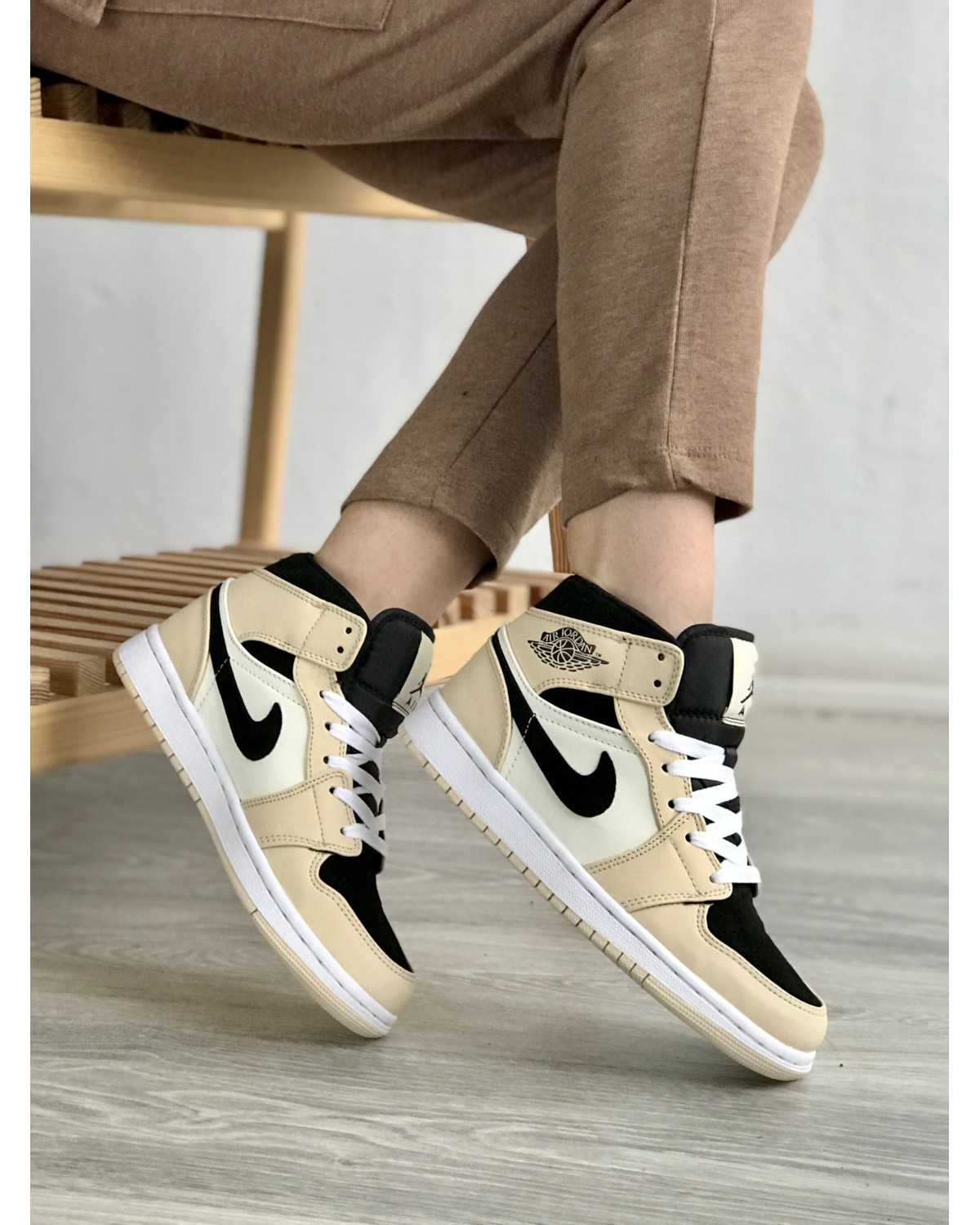 Nike Air Jordan Retro 1 Beige