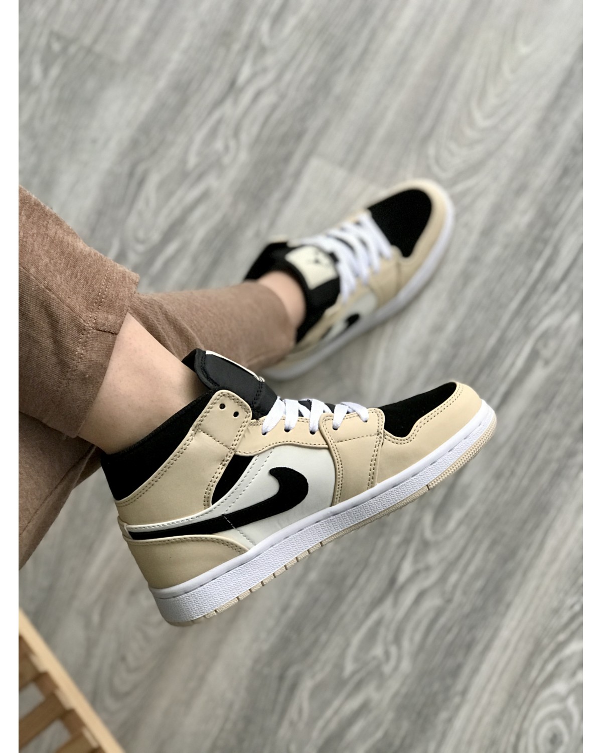 Nike Air Jordan Retro 1 Beige