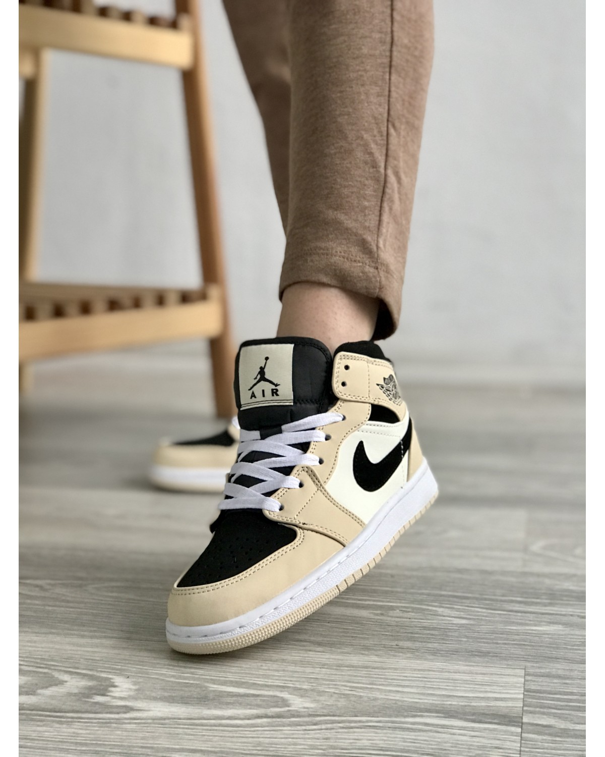 Nike Air Jordan Retro 1 Beige