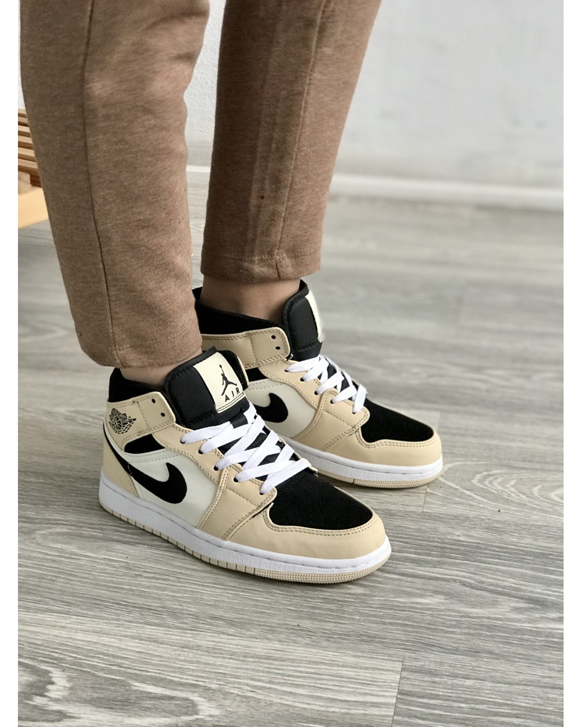 Nike Air Jordan Retro 1 Beige
