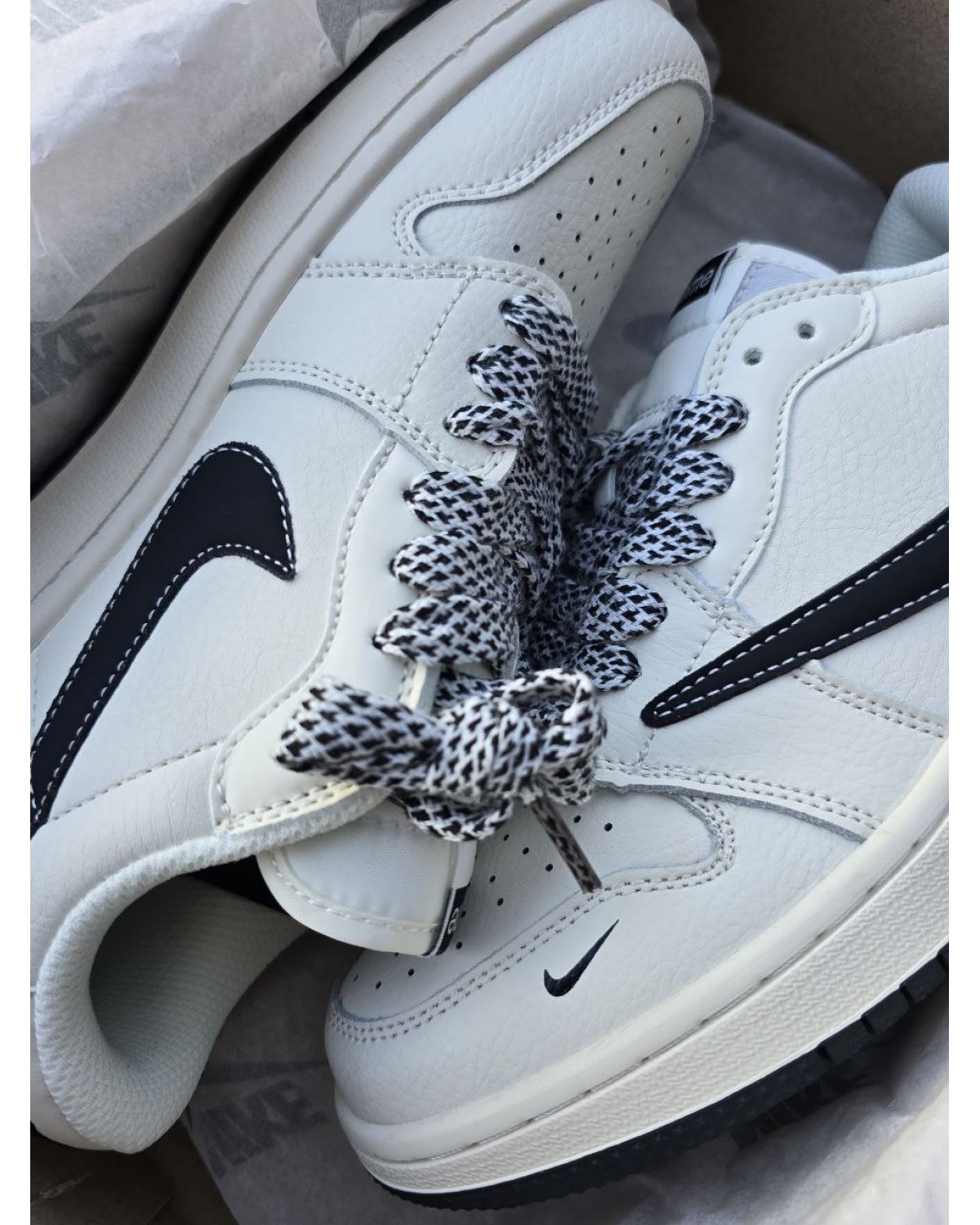 Nike Air Jordan 1 Low ×  Travis Scott