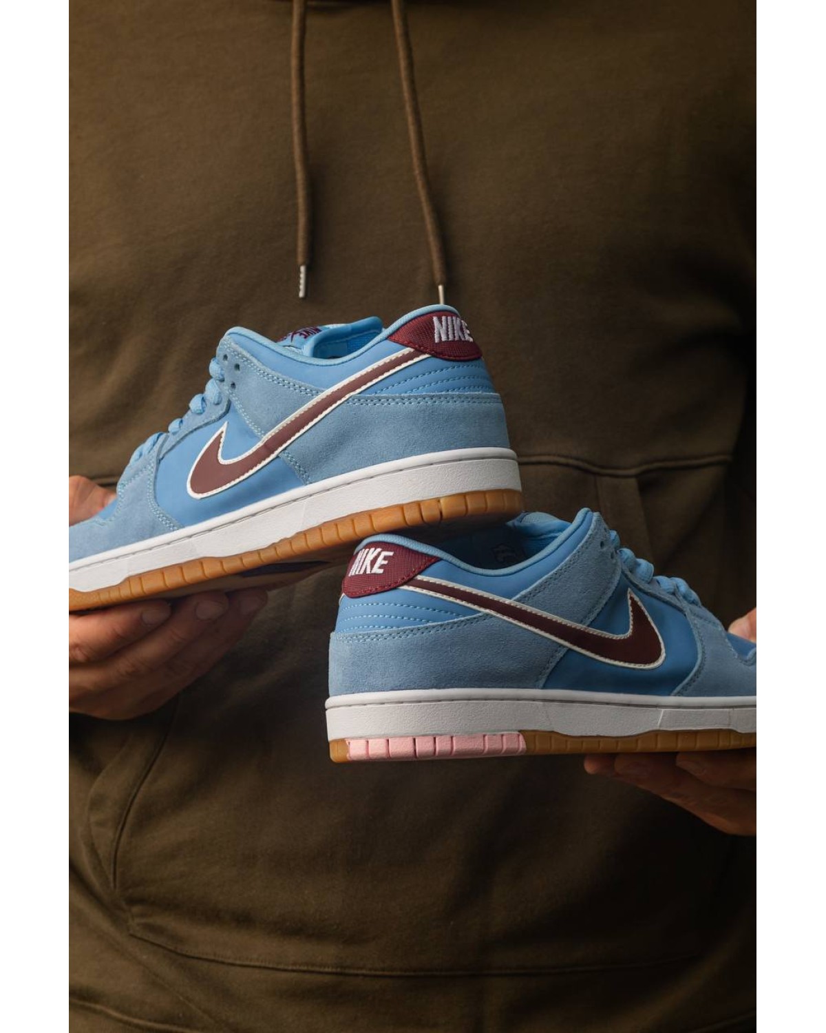 Nike SB Dunk Low “Philllies”