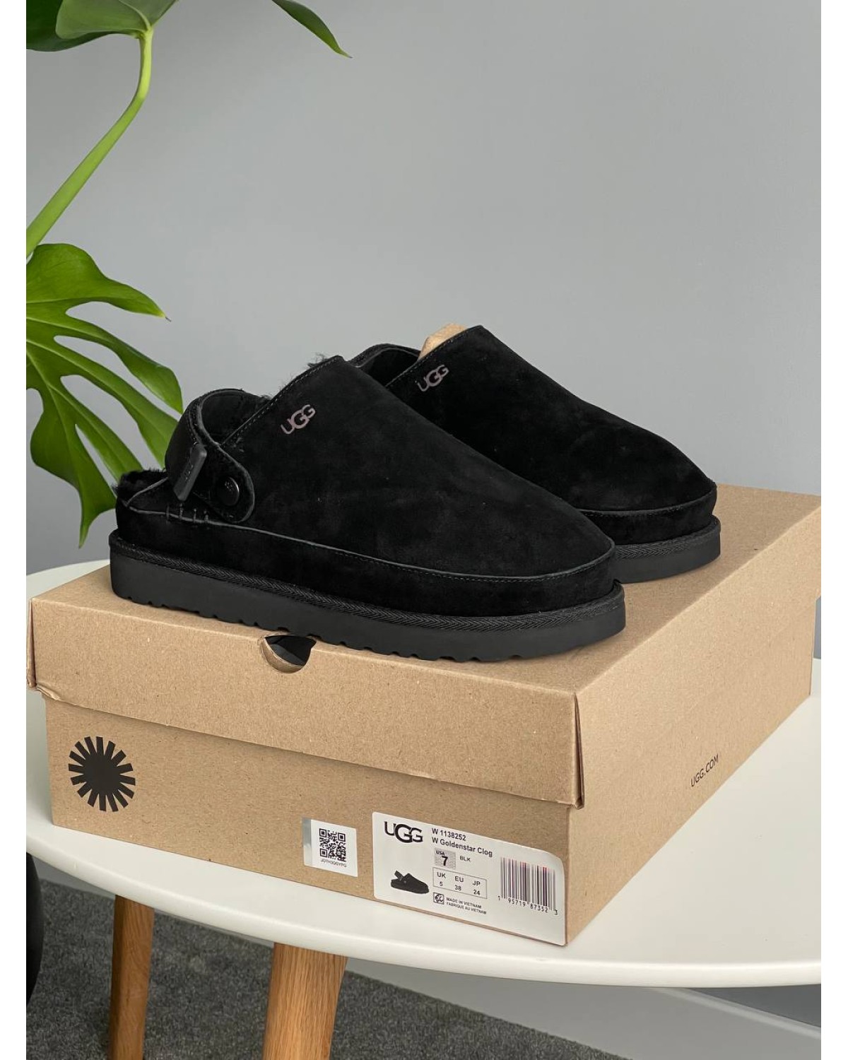 UGG Goldenstar Clog Black