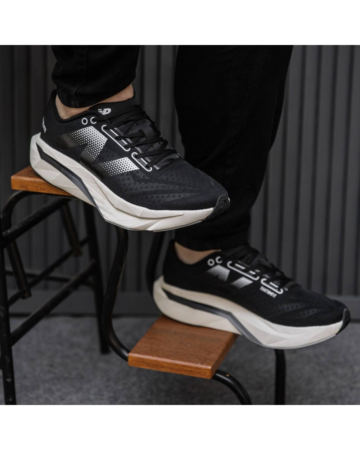 New Balance Elite V4