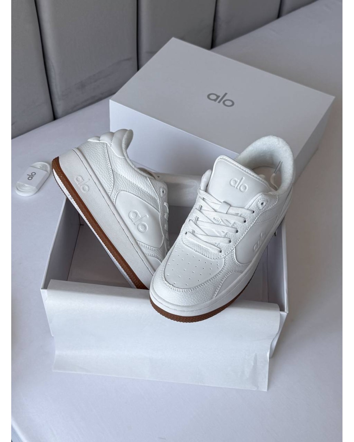 Alo Yoga Recovery Mode Sneaker Natural White/Gum