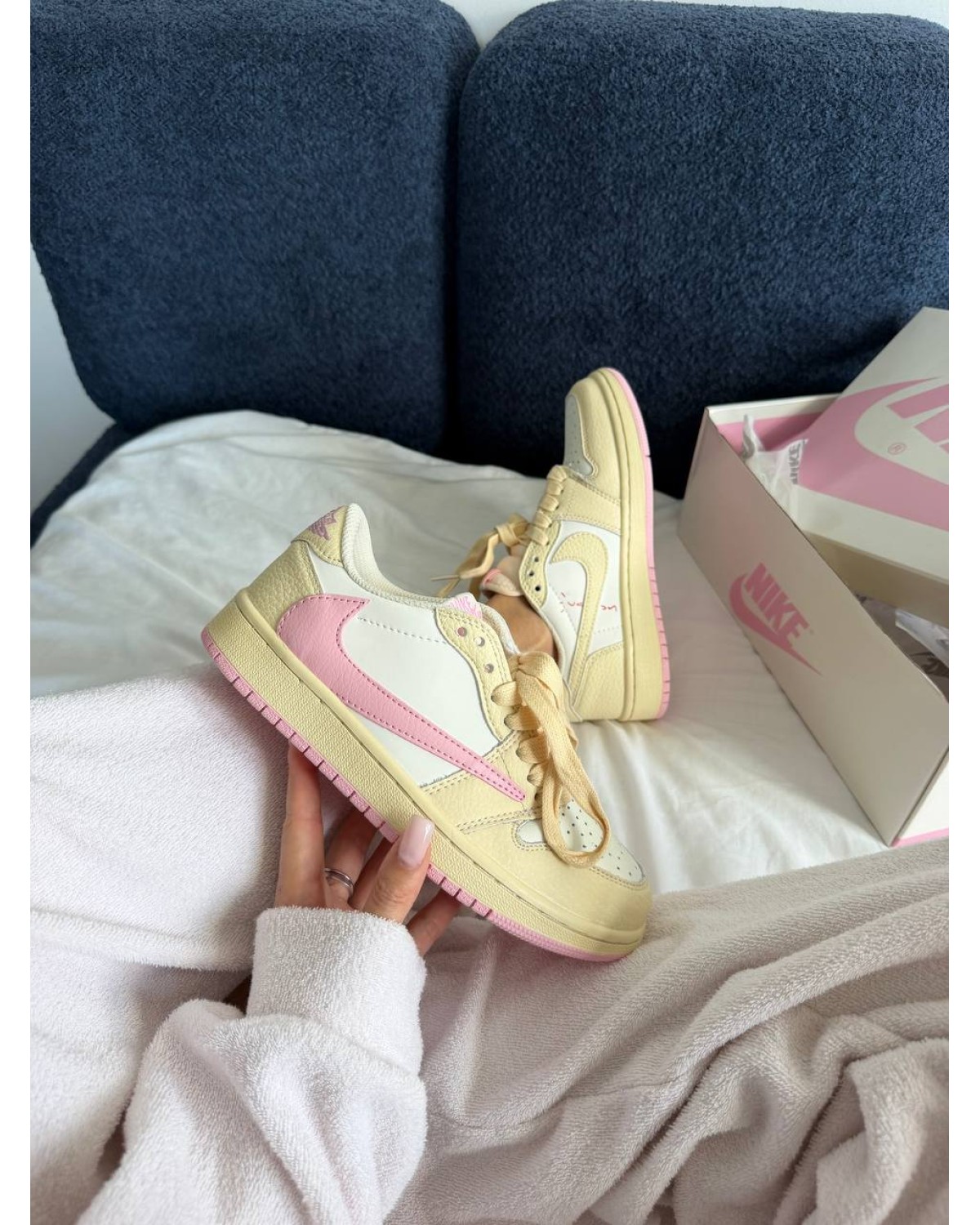 Nike Air Jordan 1 x Travis Scott Butter Cream / Pink Nike Air Jordan 1 x Travis Scott Butter Cream / Pink