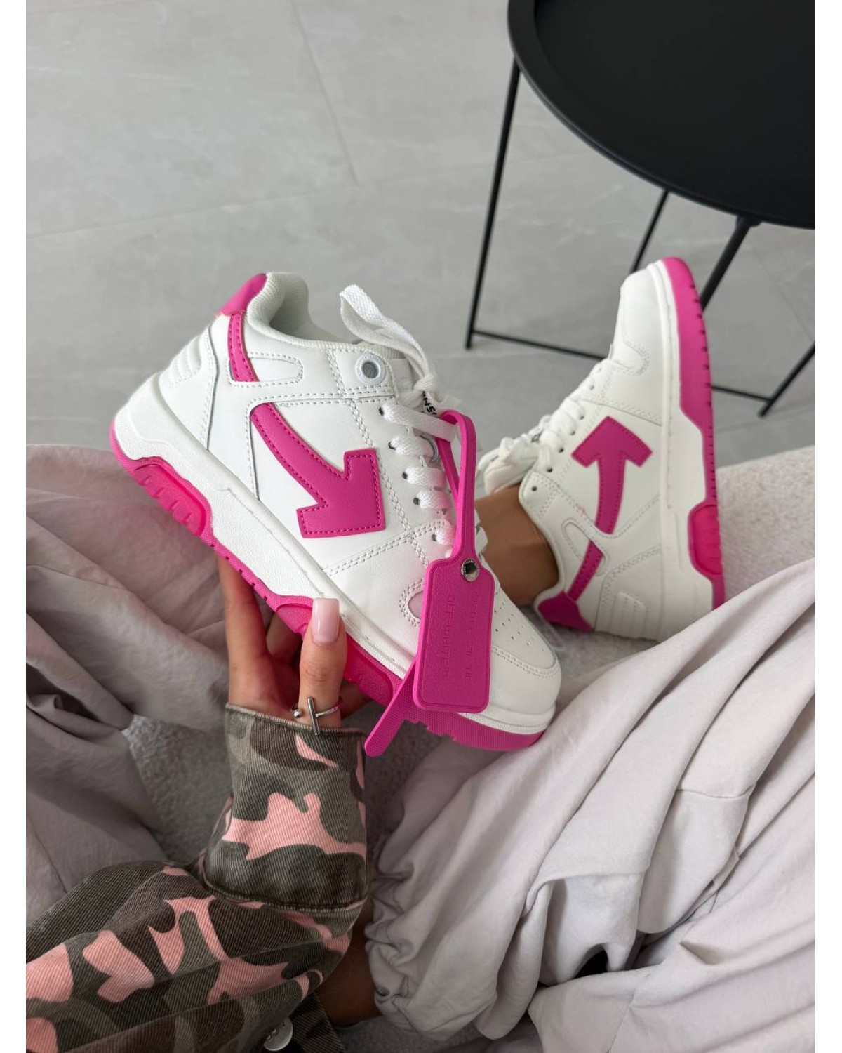 Off-White Out of Office White Fuchsia