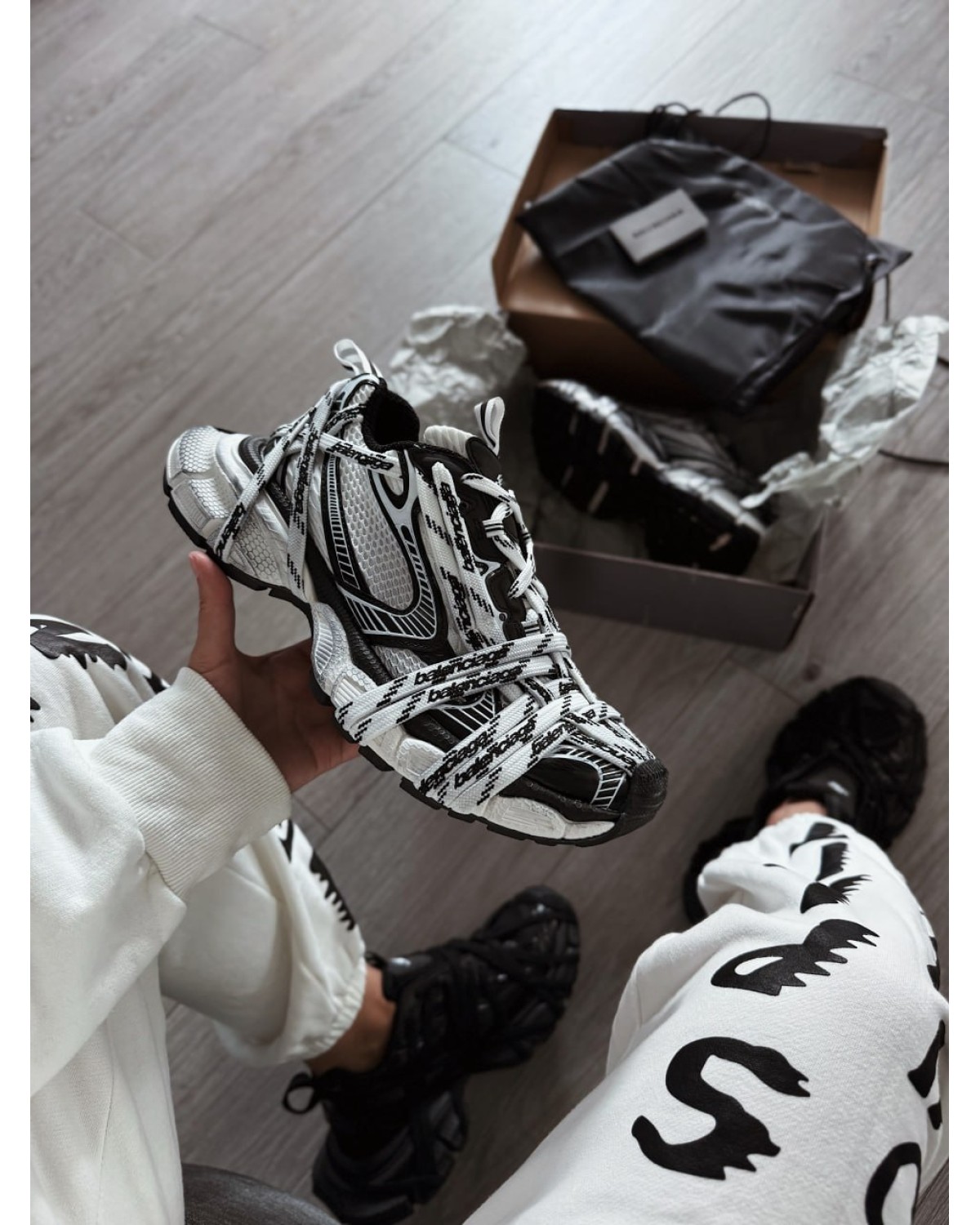 Balenciaga 3xl Extreme Laces Logo Sneaker in White/black