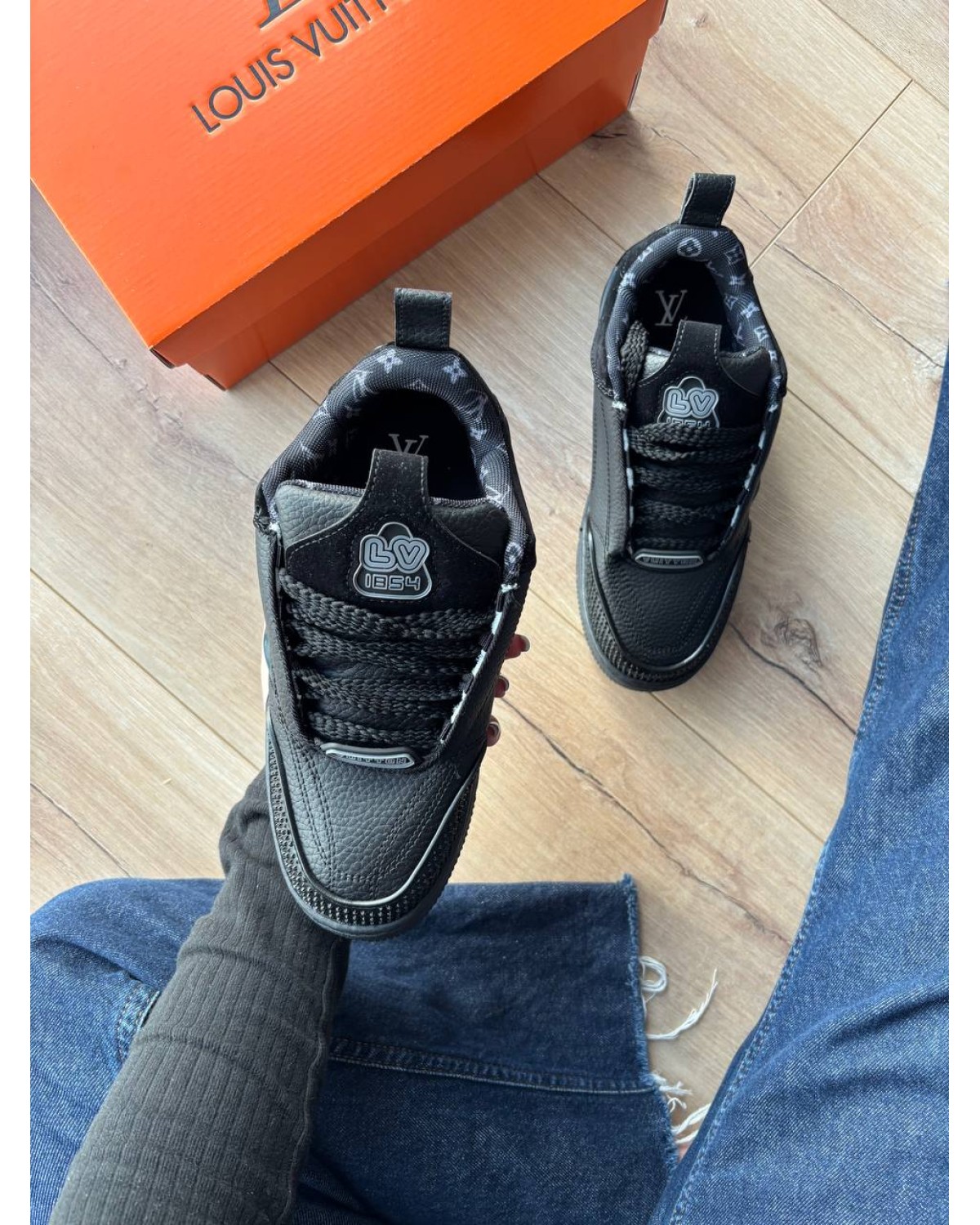 Louis Vuitton Skate Black Logo