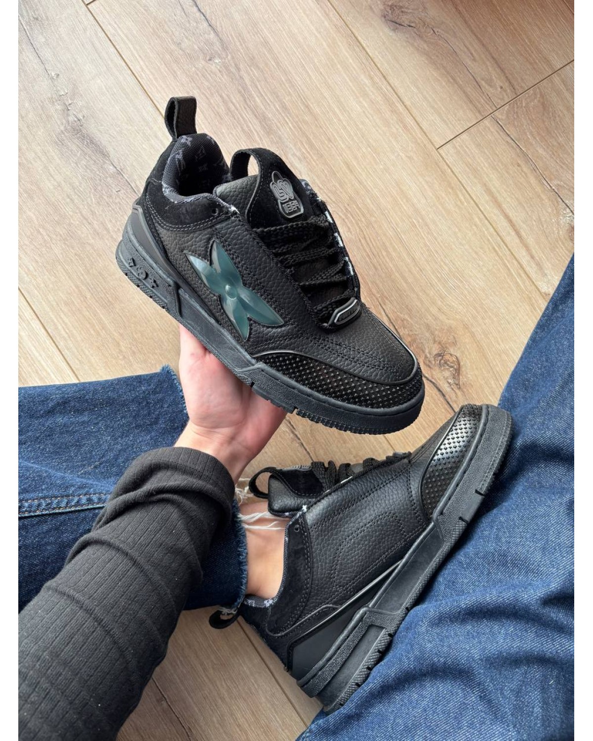 Louis Vuitton Skate Black Logo
