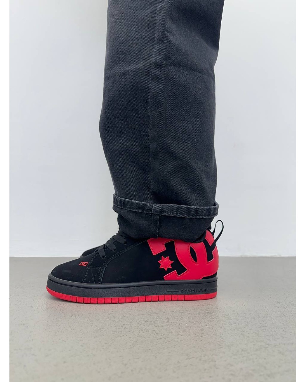 DC Court Graffik Black Red