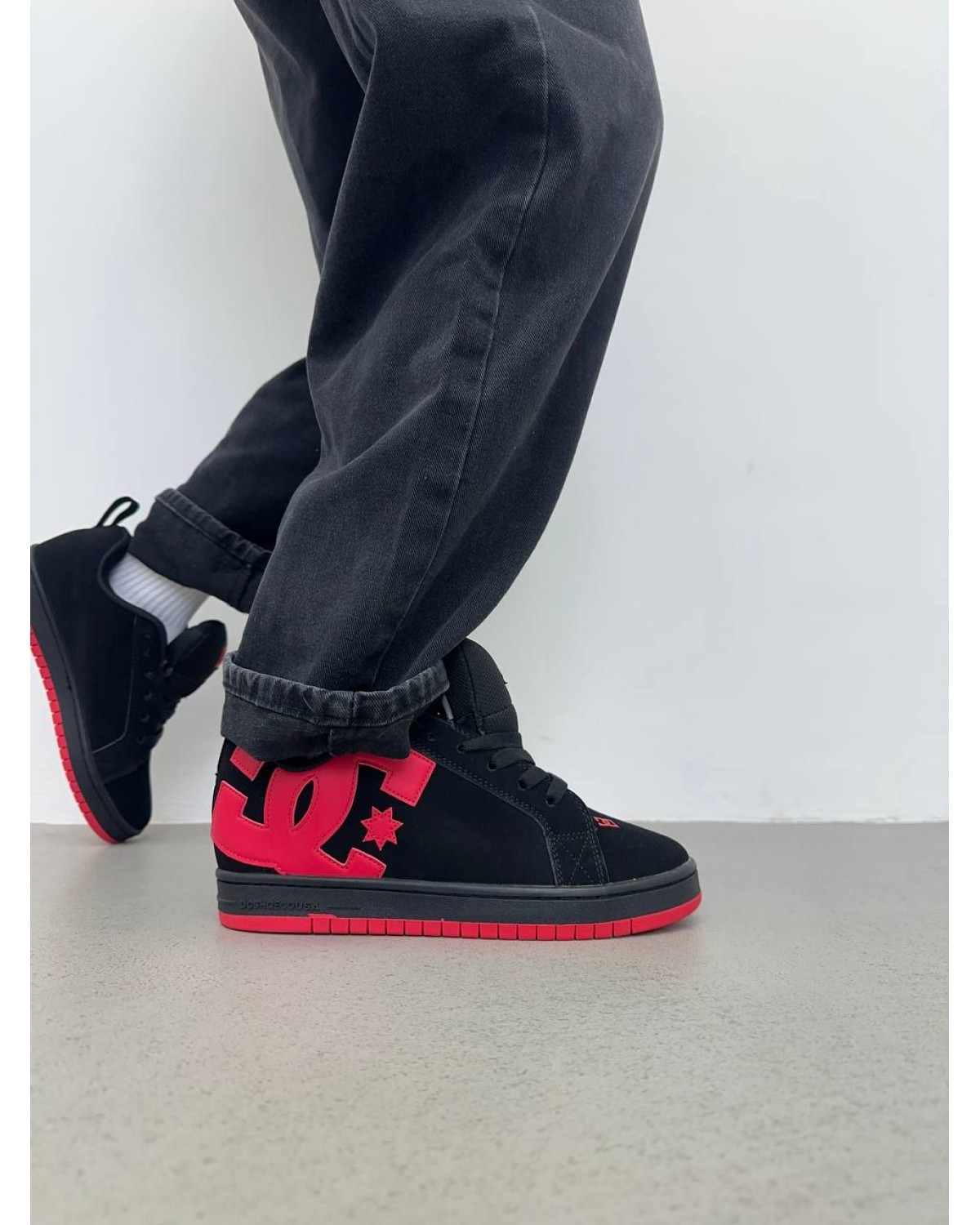 DC Court Graffik Black Red