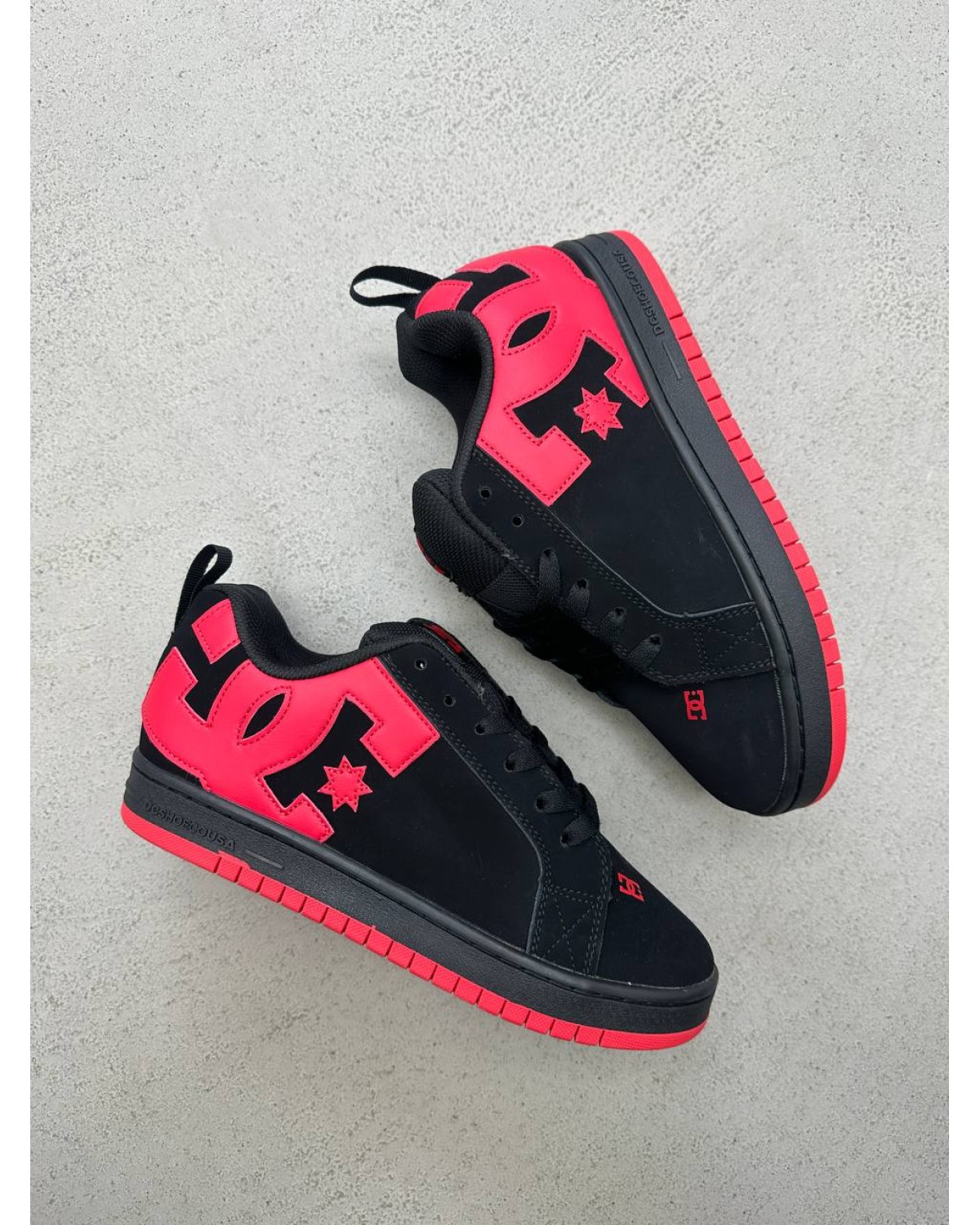 DC Court Graffik Black Red