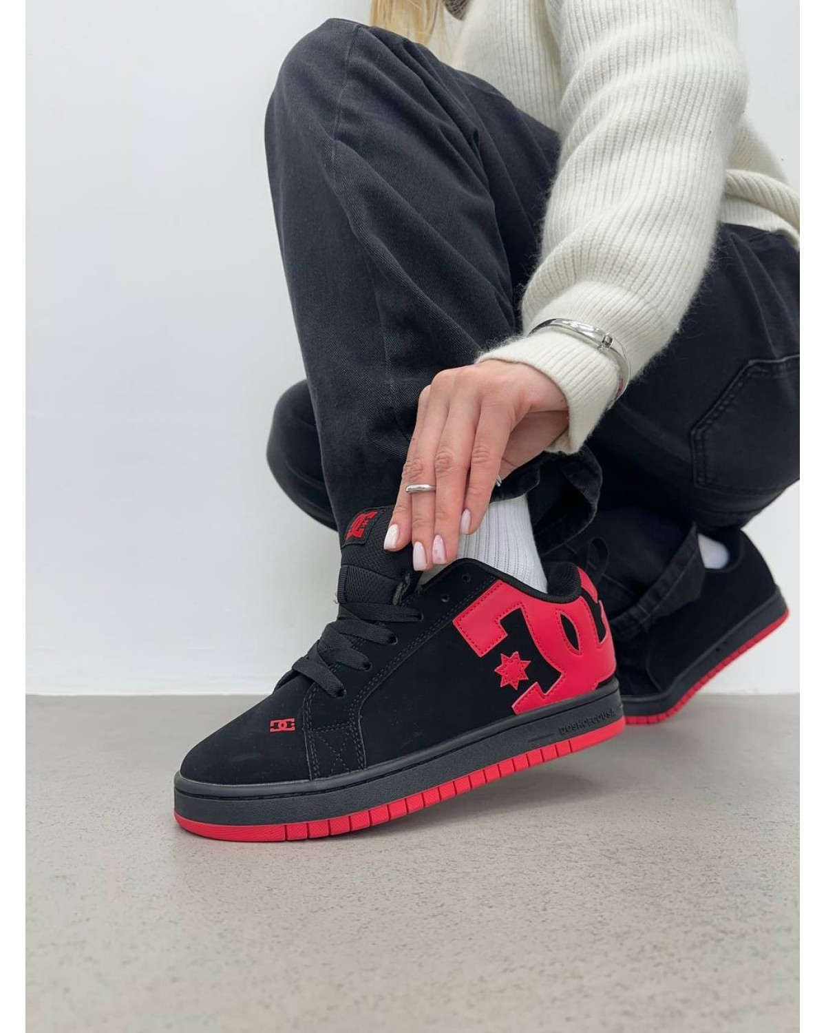 DC Court Graffik Black Red