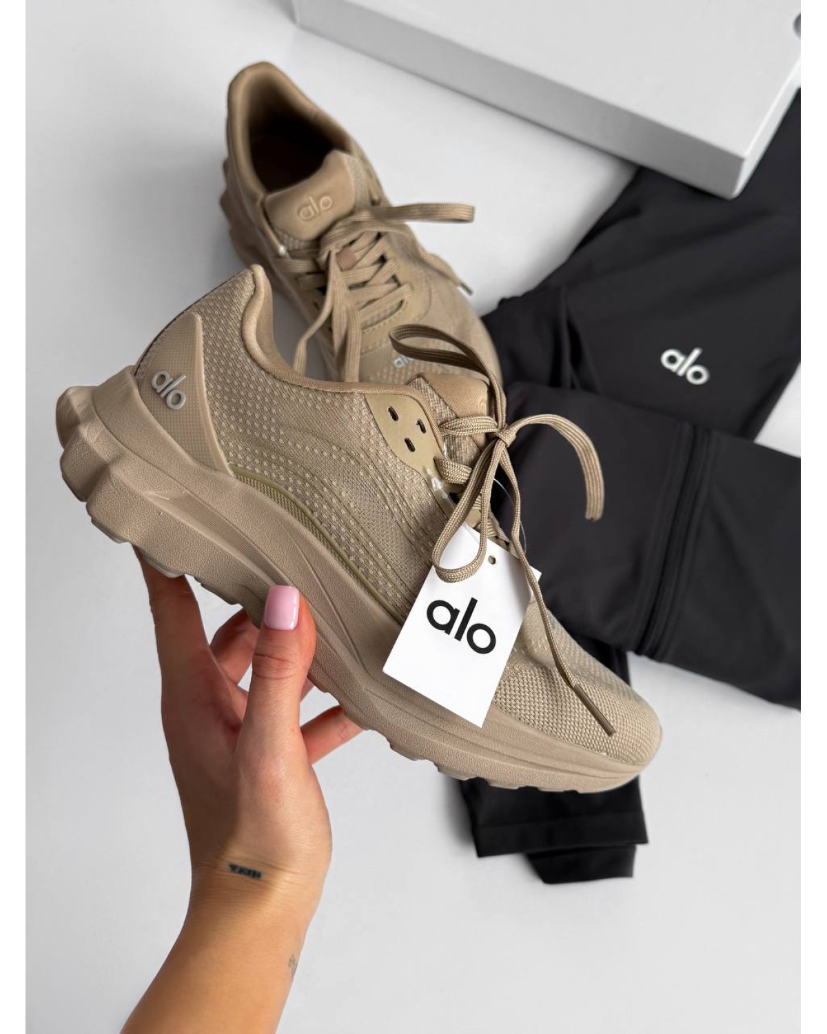 Alo Yoga Runner Beige