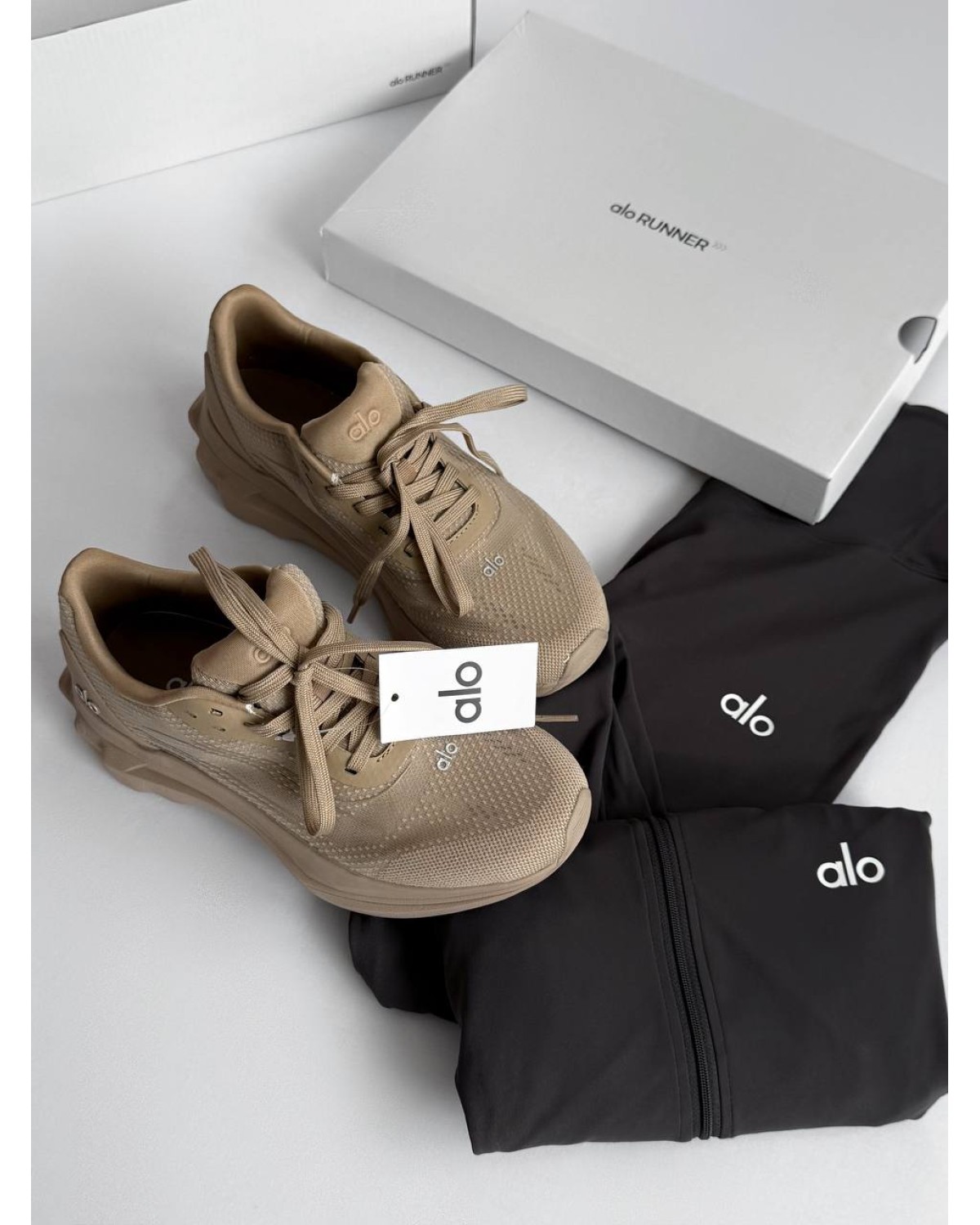 Alo Yoga Runner Beige