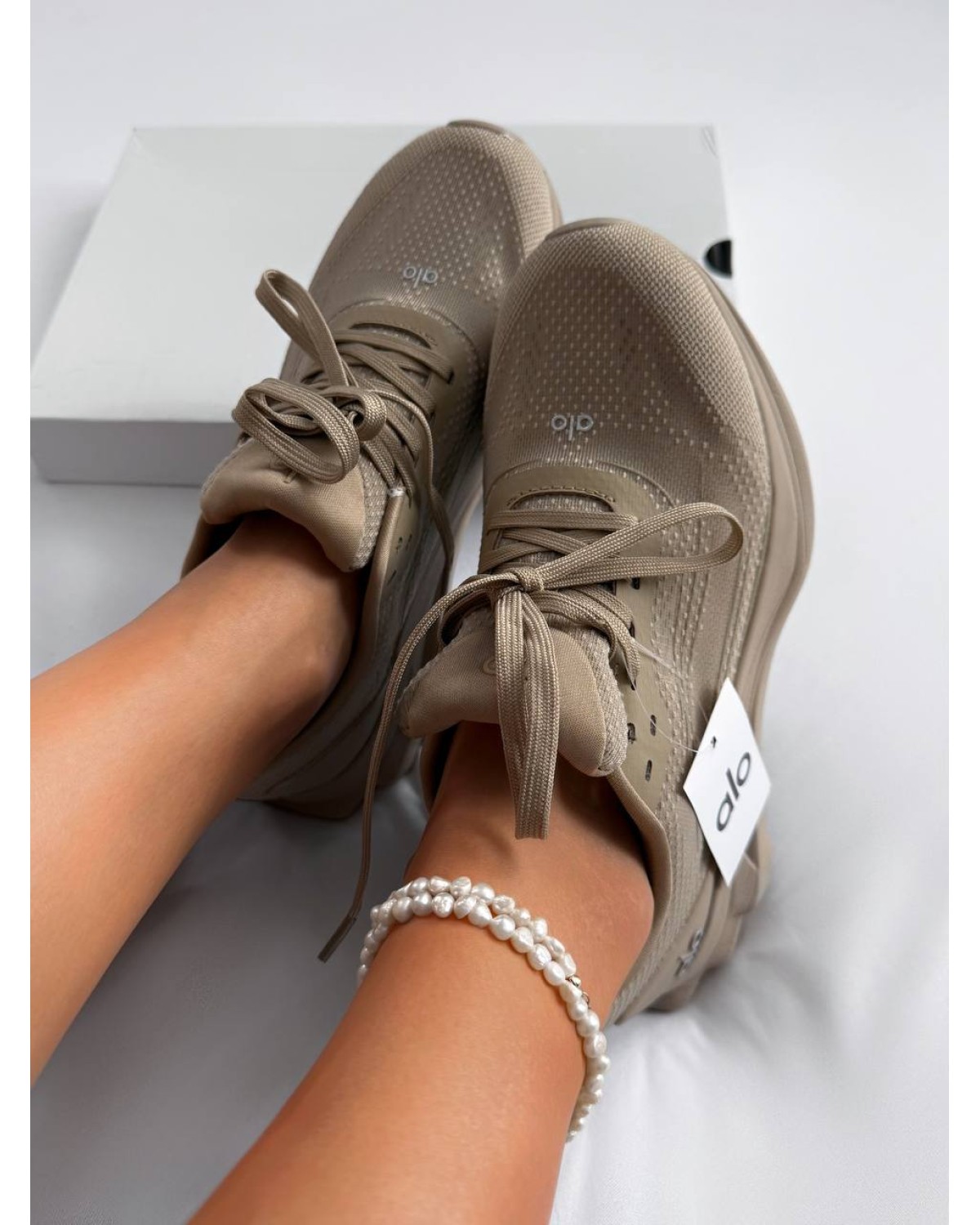 Alo Yoga Runner Beige