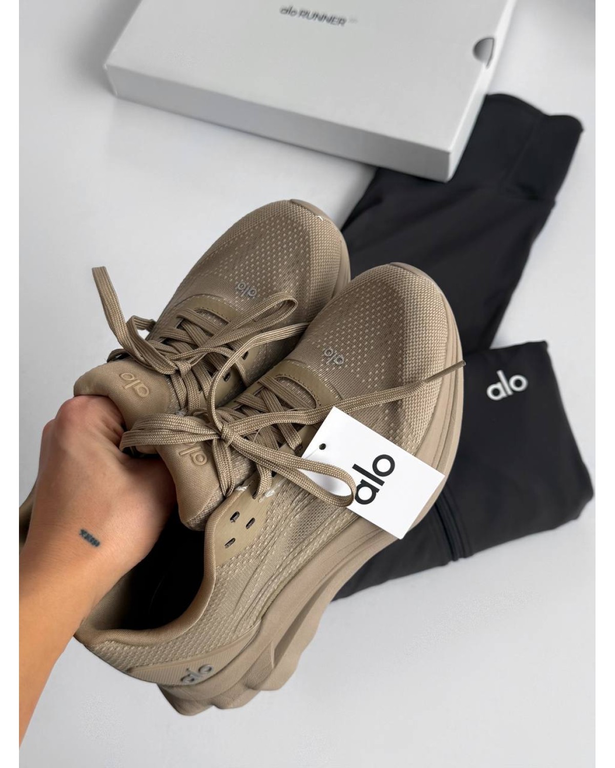 Alo Yoga Runner Beige