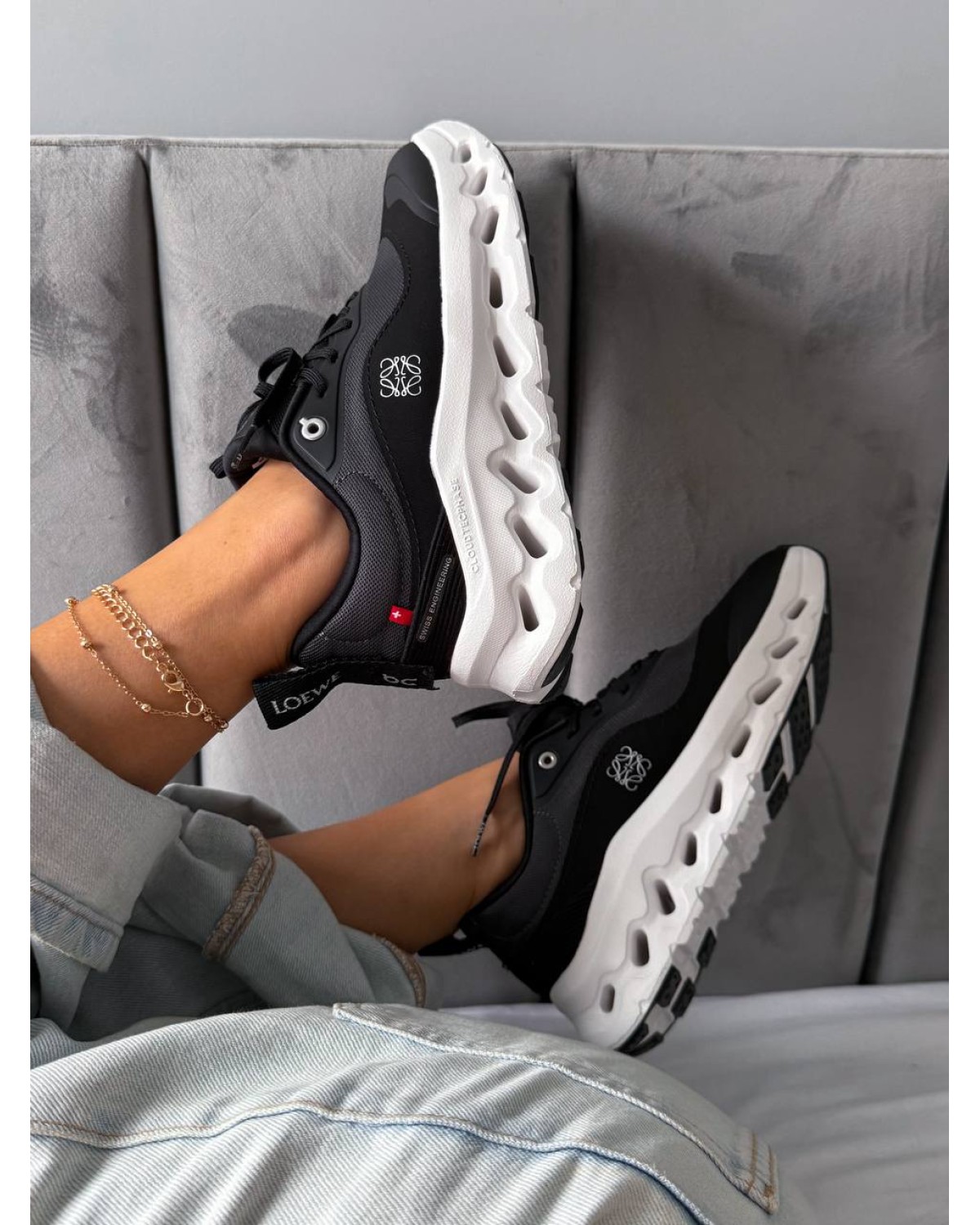 Loewe x ON Cloudfit Black