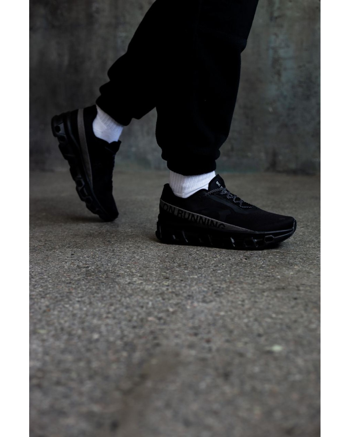 On Cloudmonster 2 Running Black/Grey