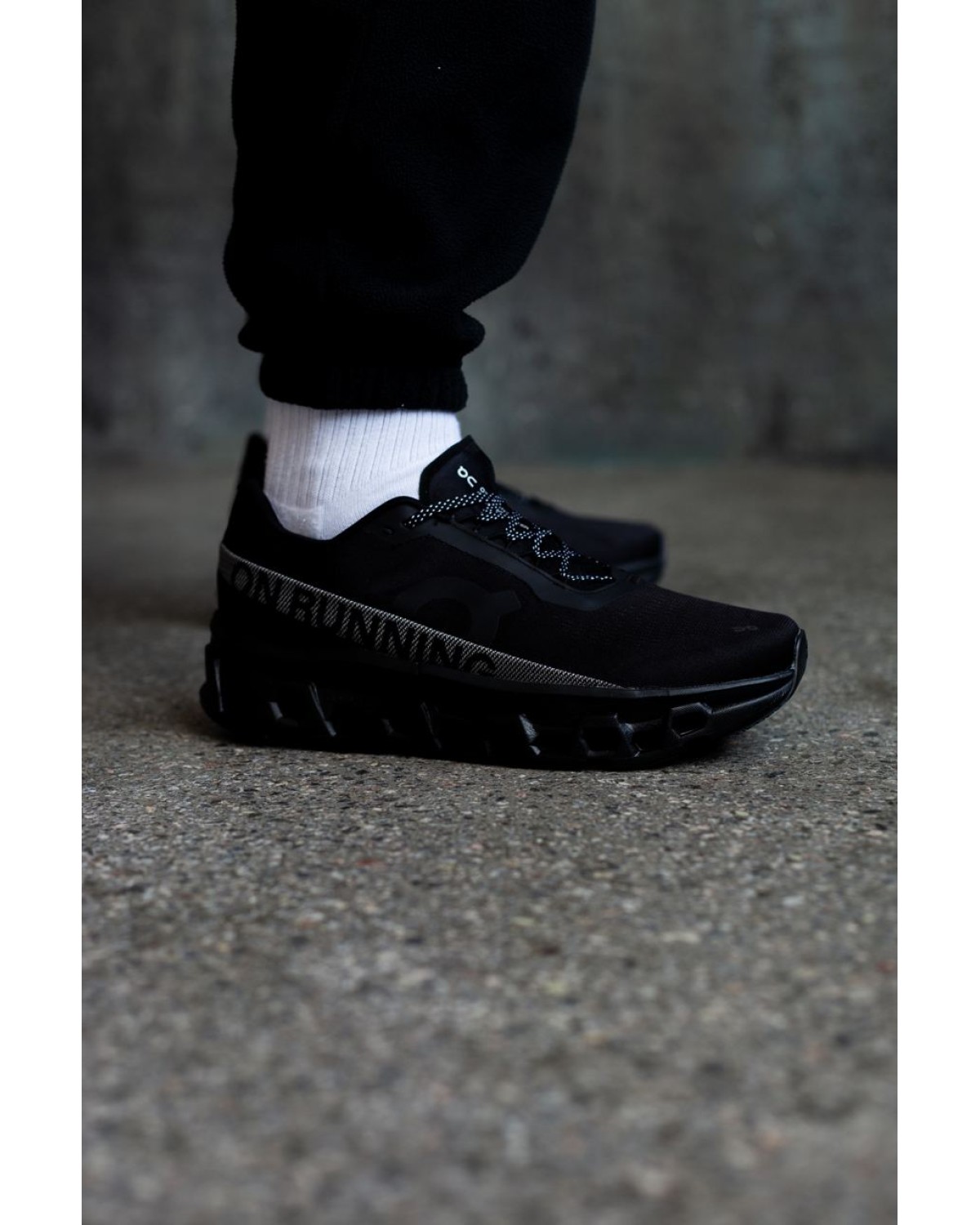On Cloudmonster 2 Running Black/Grey
