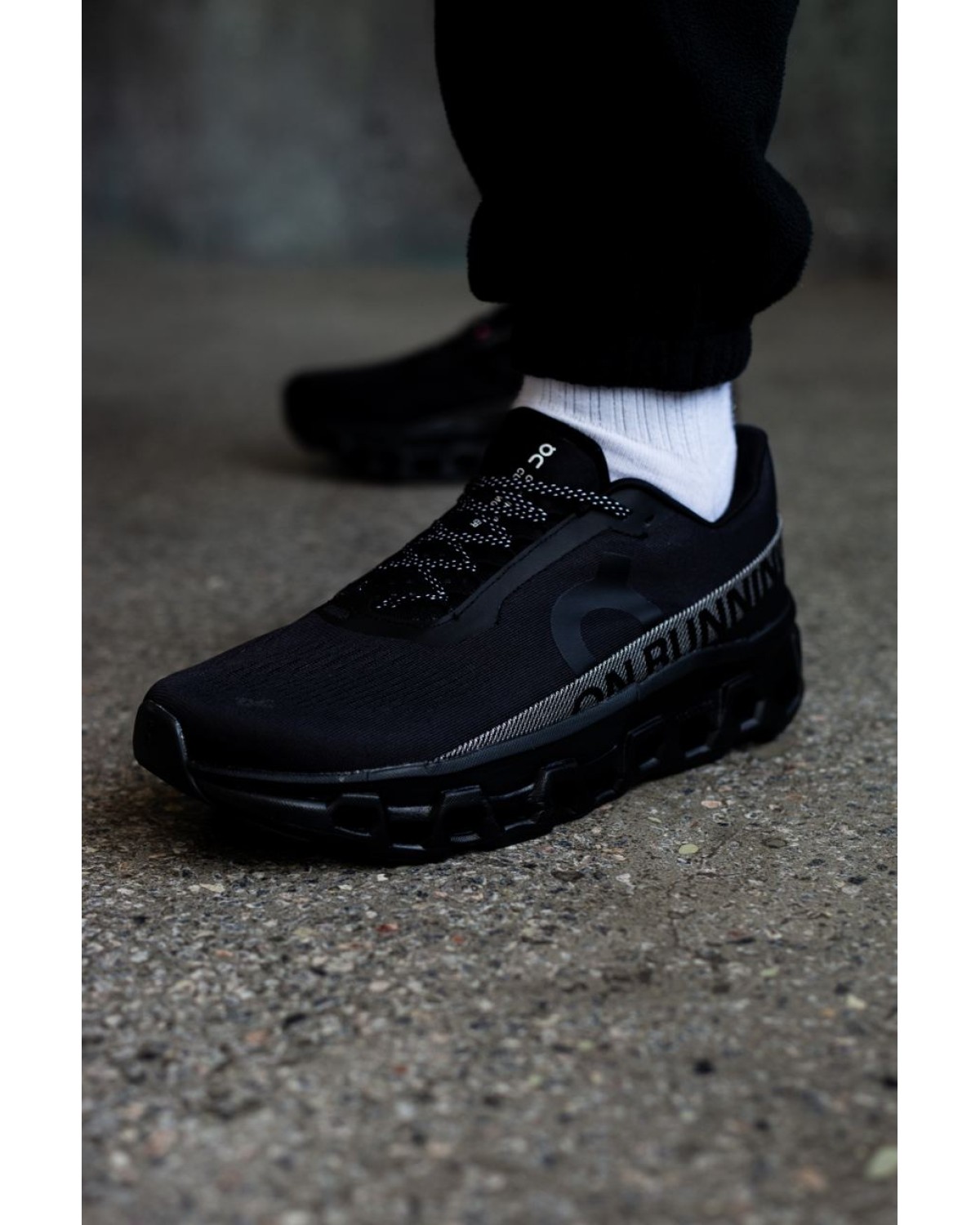 On Cloudmonster 2 Running Black/Grey