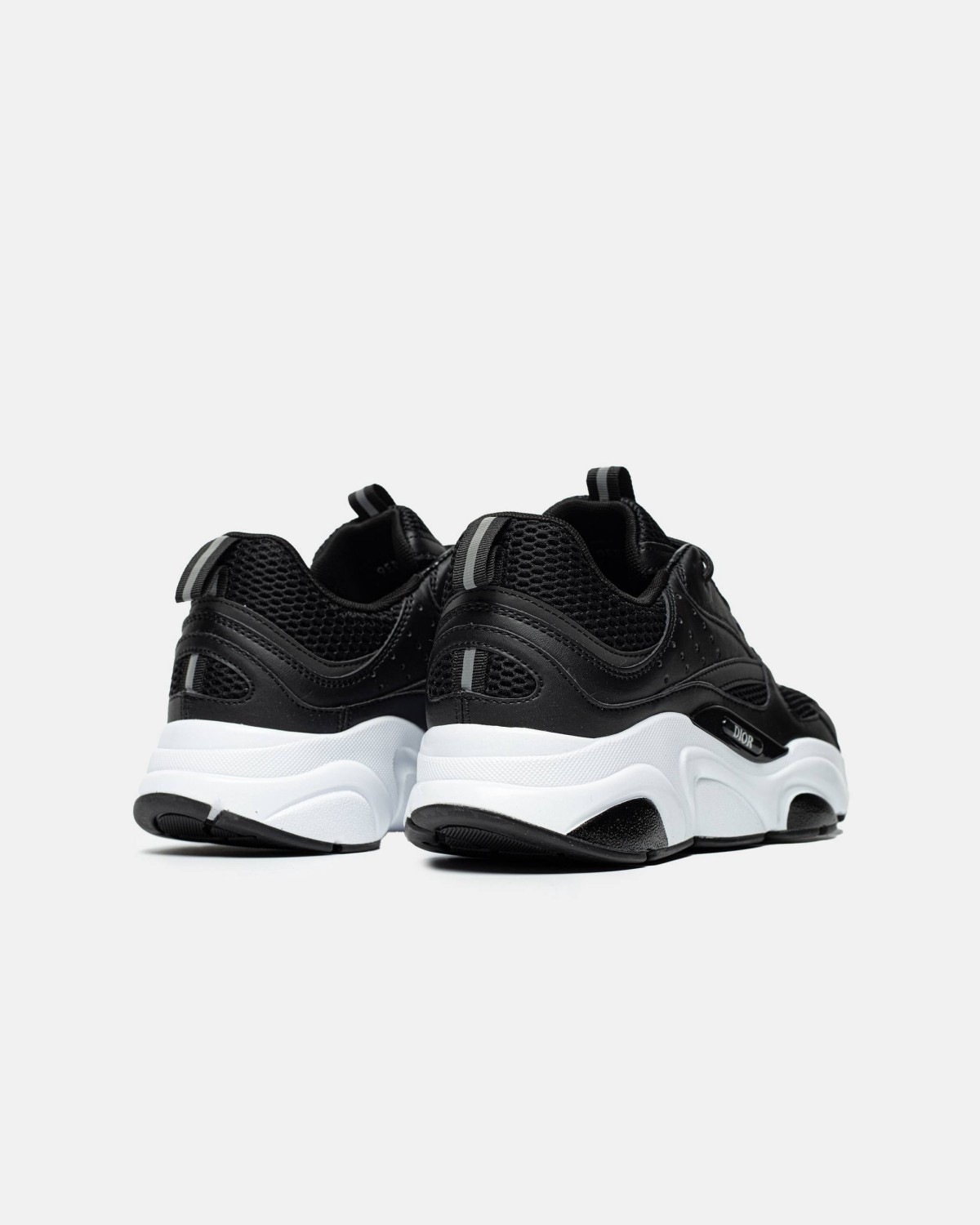 B22 Black White