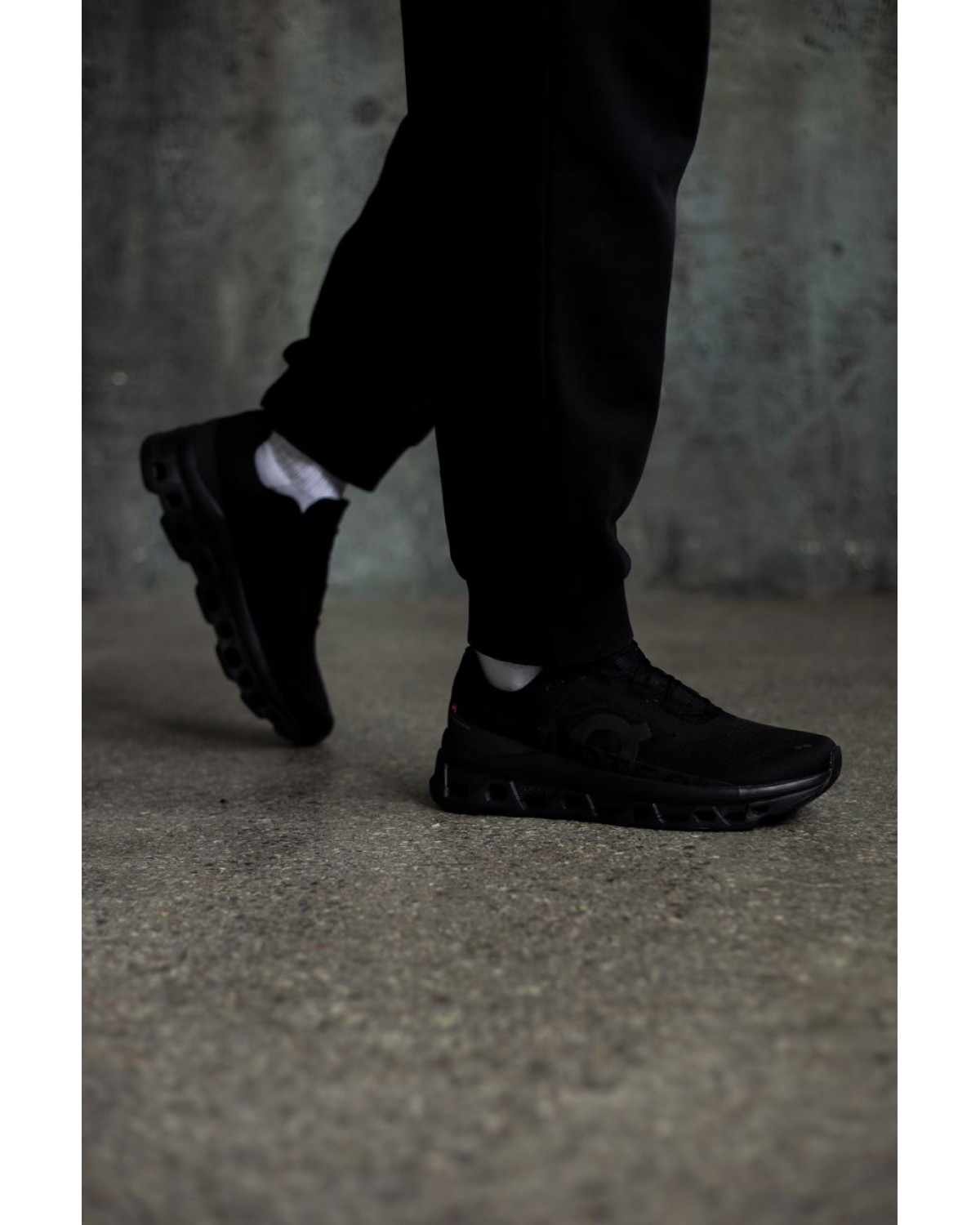 On Running Cloudmonster All Black