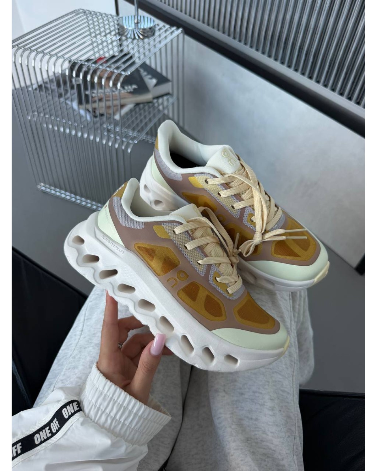 On Cloudtilt Beige / Yellow On Cloudtilt Beige / Yellow