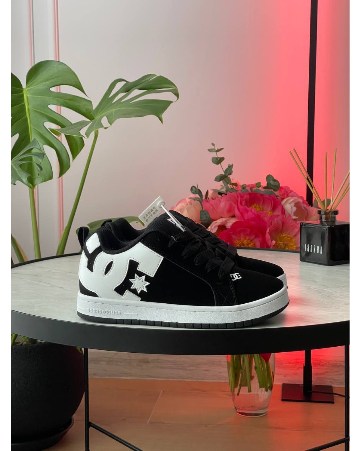 DC Court Graffik 300529