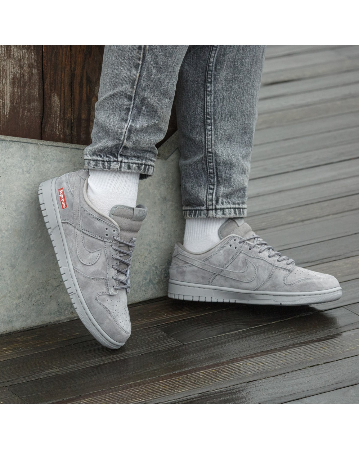 Nike SB Dunk Low x Supreme