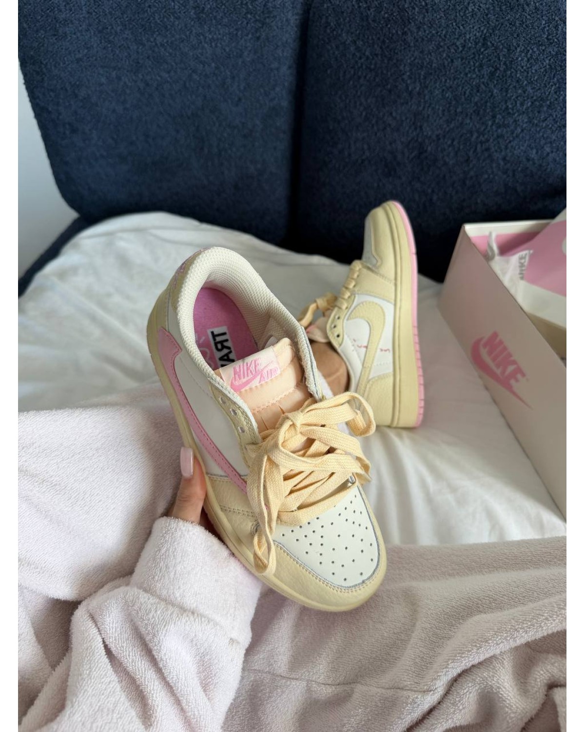 Nike Air Jordan 1 x Travis Scott Butter Cream / Pink Nike Air Jordan 1 x Travis Scott Butter Cream / Pink