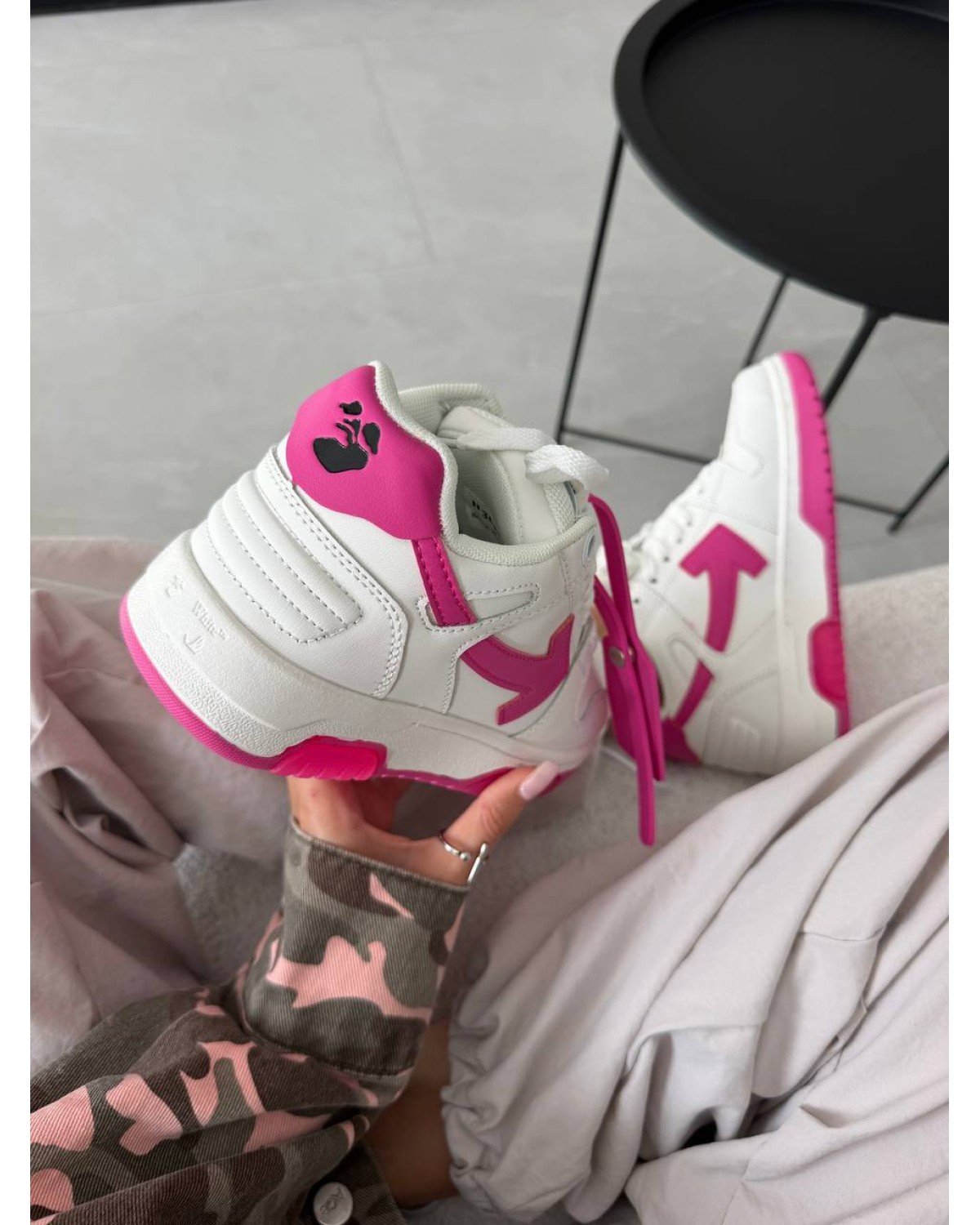 Off-White Out of Office White Fuchsia