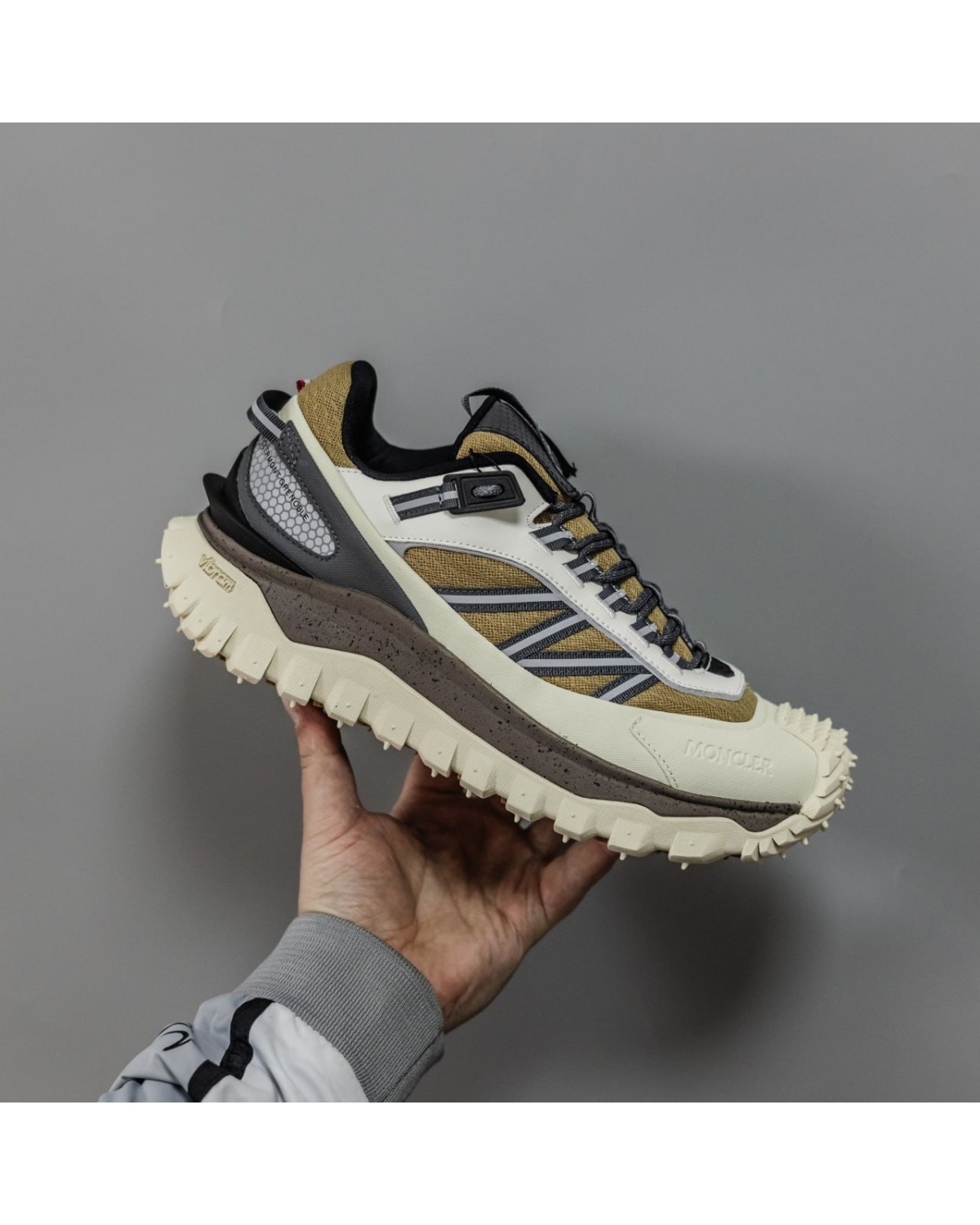 Moncler Equipements Beige Khaki