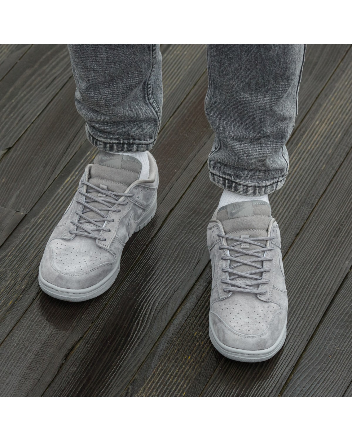 Nike SB Dunk Low x Supreme