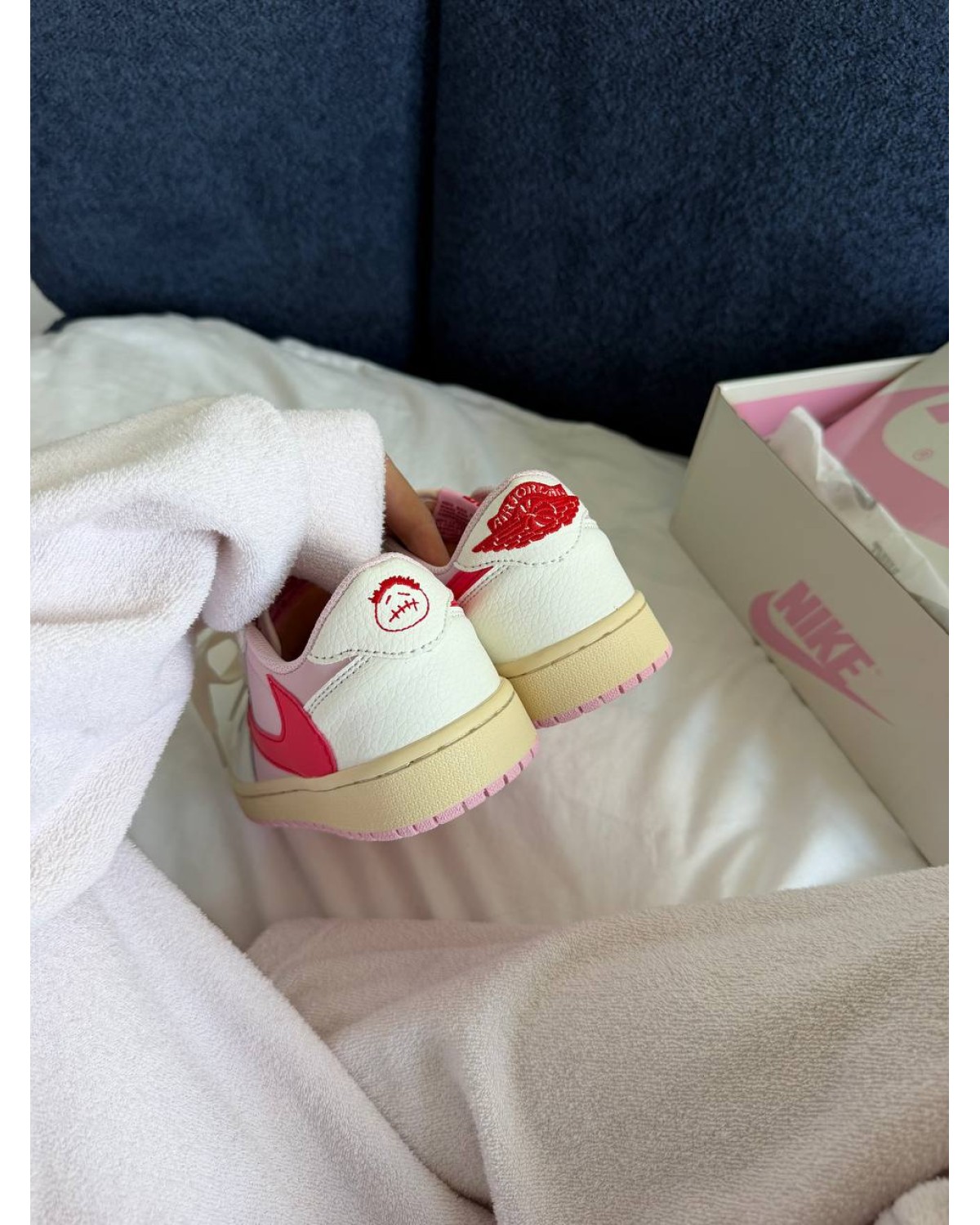 Nike Air Jordan 1 x Travis Scott Pink / Red / Sail