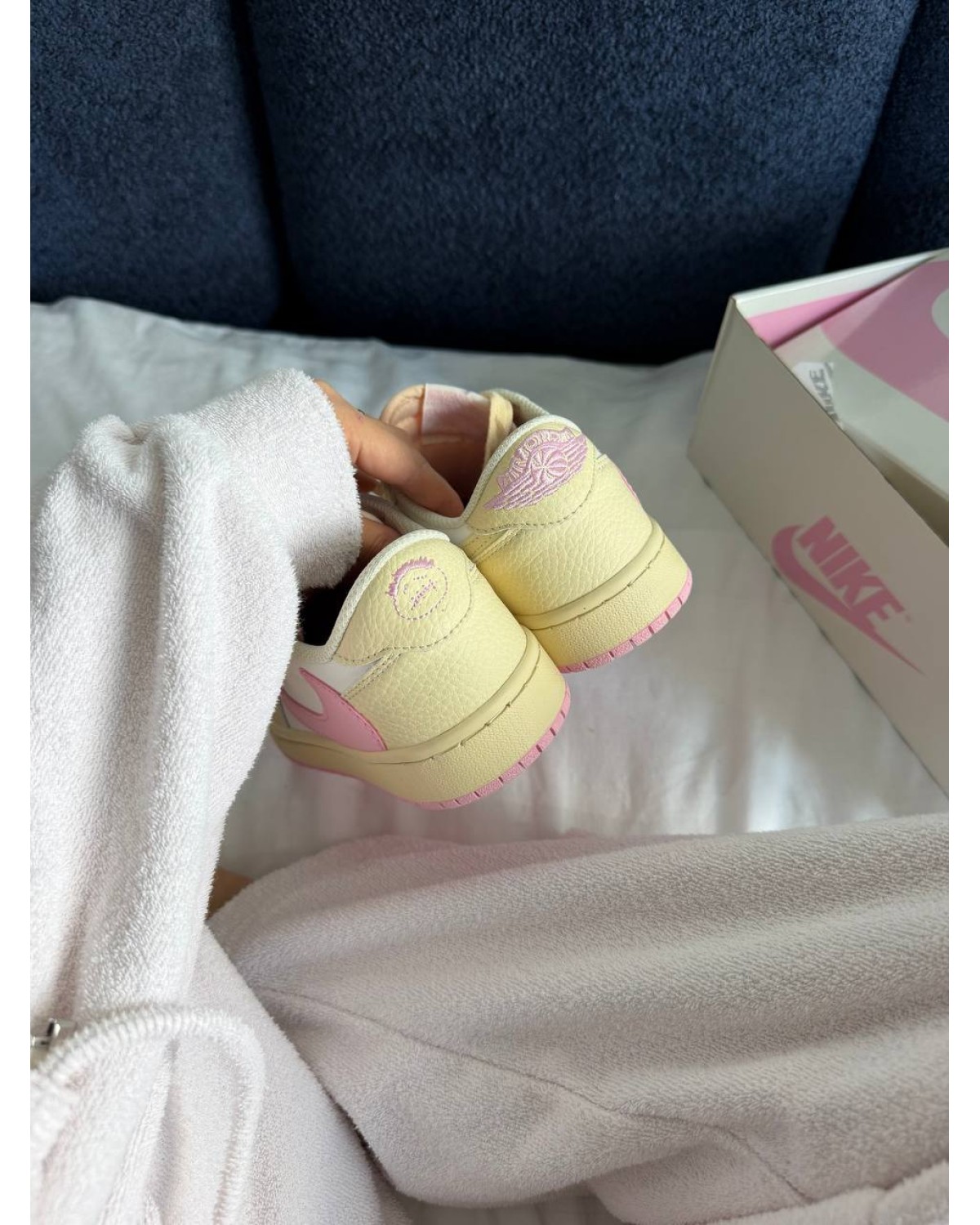 Nike Air Jordan 1 x Travis Scott Butter Cream / Pink Nike Air Jordan 1 x Travis Scott Butter Cream / Pink