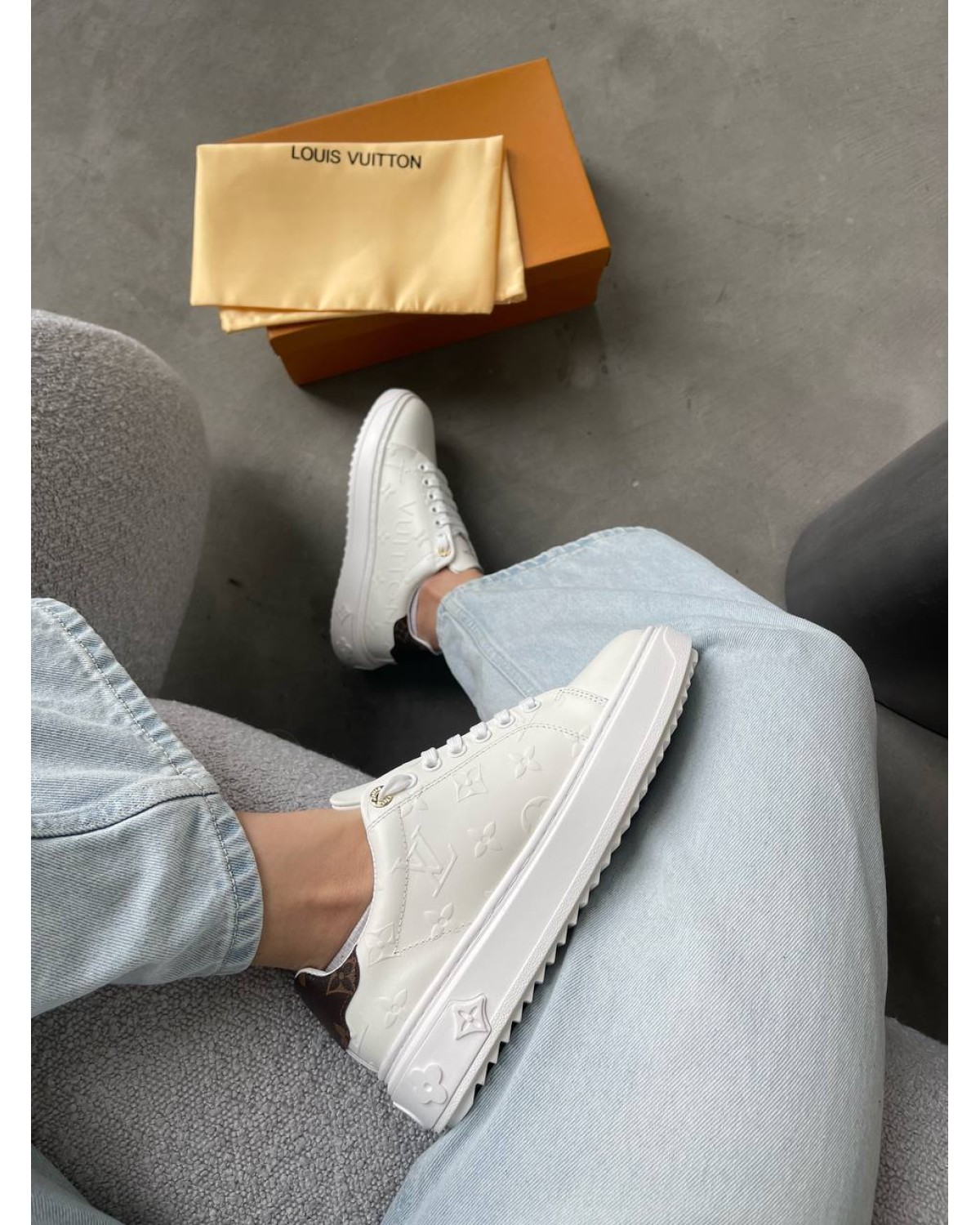 Louis Vuitton Time Out White Premium