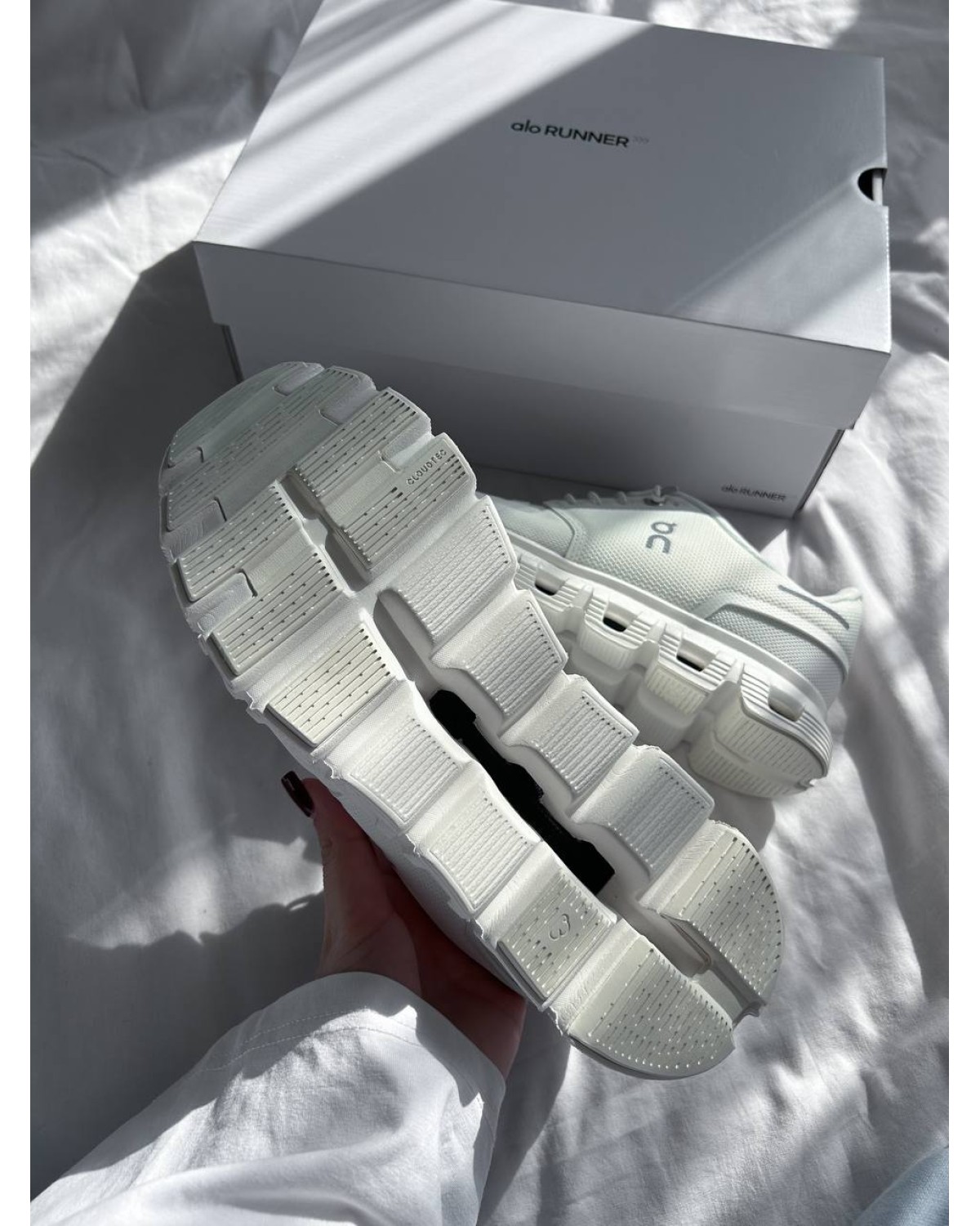 On Running Cloud 6 All White