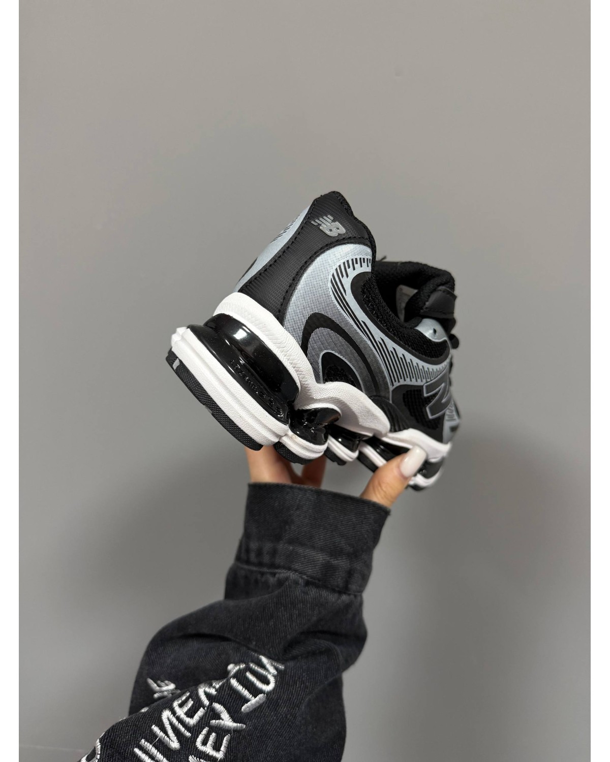New Balance 2000 Black/White/Metallic