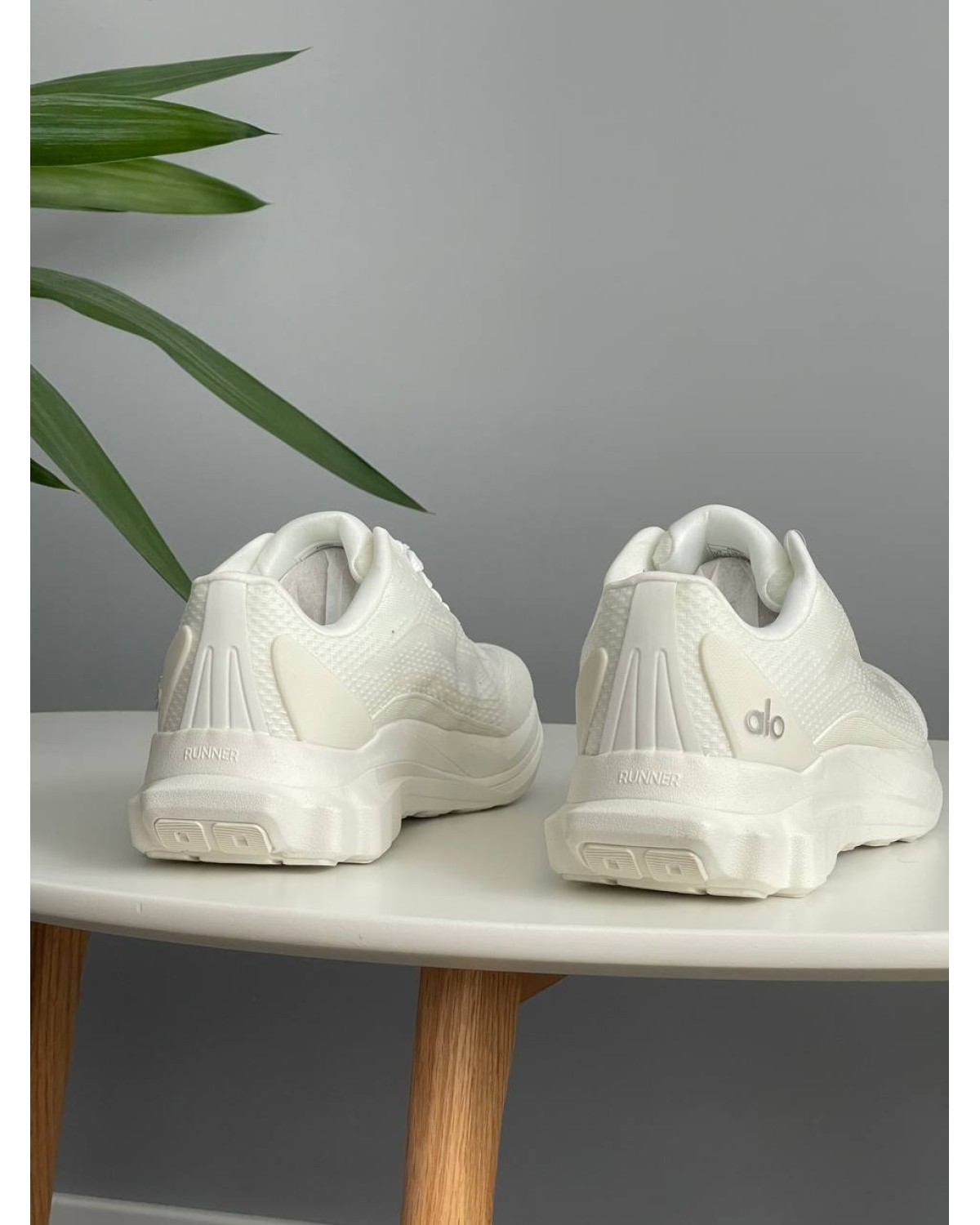 Alo Yoga Runner White