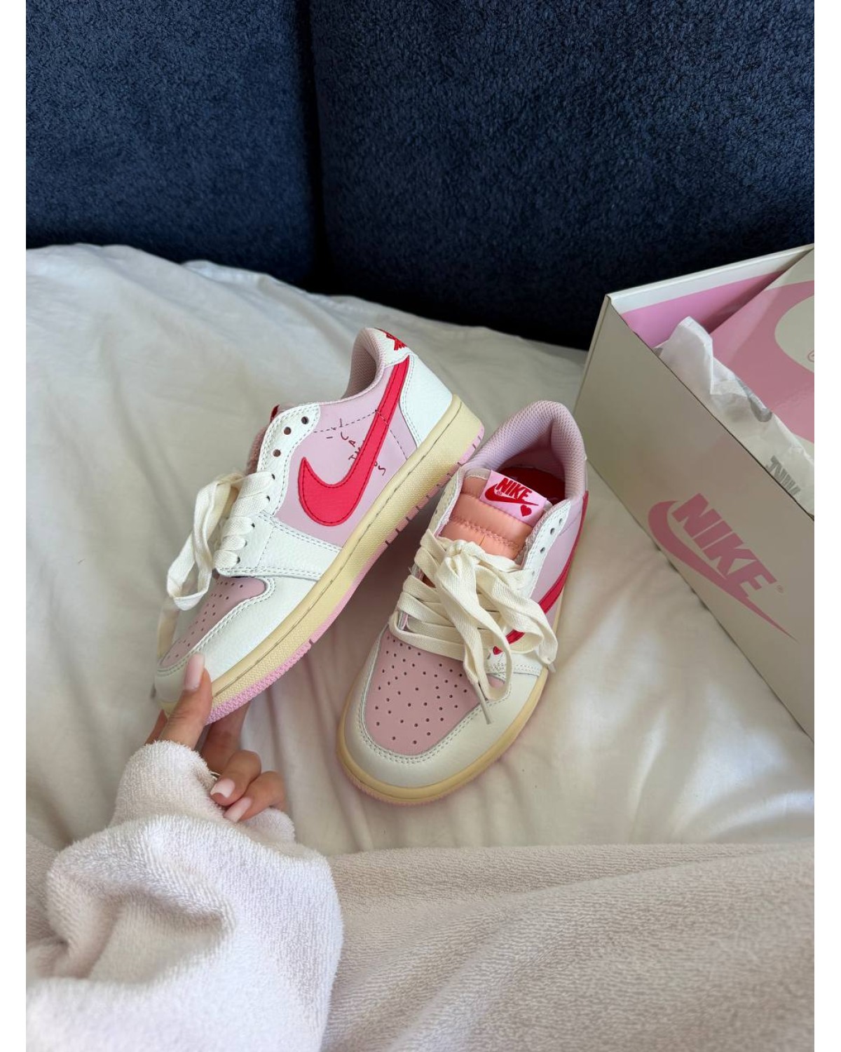 Nike Air Jordan 1 x Travis Scott Pink / Red / Sail