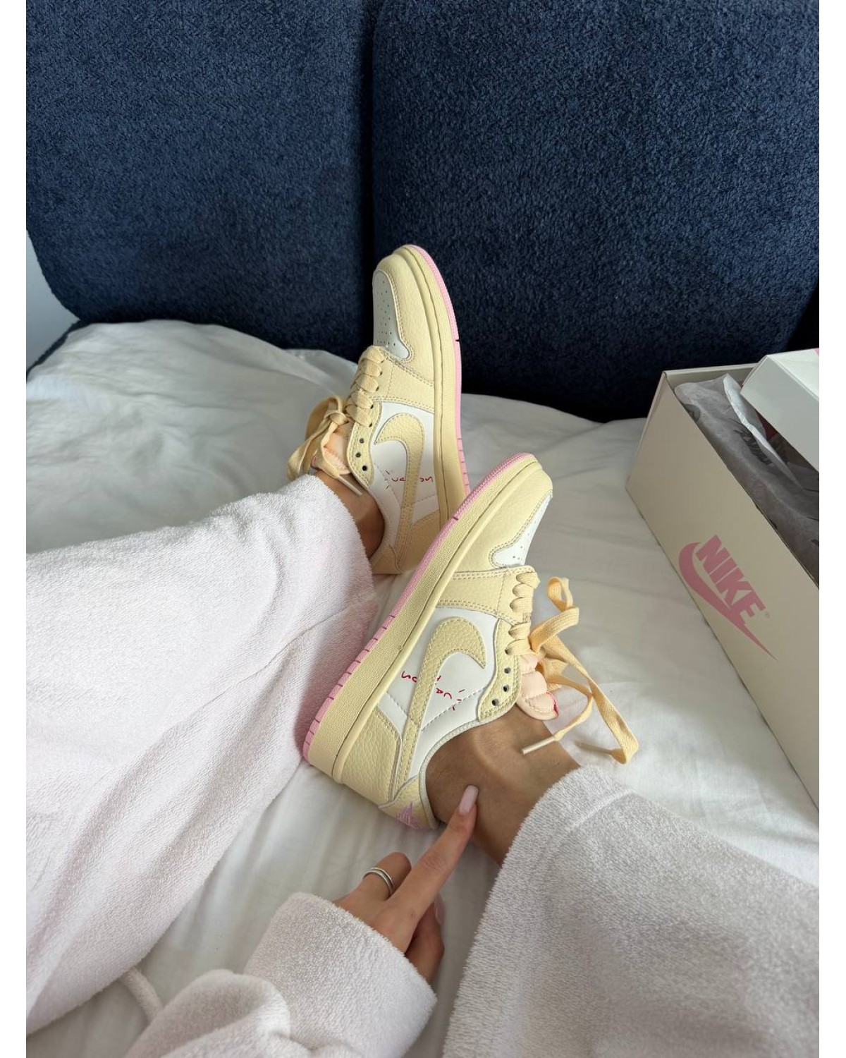 Nike Air Jordan 1 x Travis Scott Butter Cream / Pink Nike Air Jordan 1 x Travis Scott Butter Cream / Pink