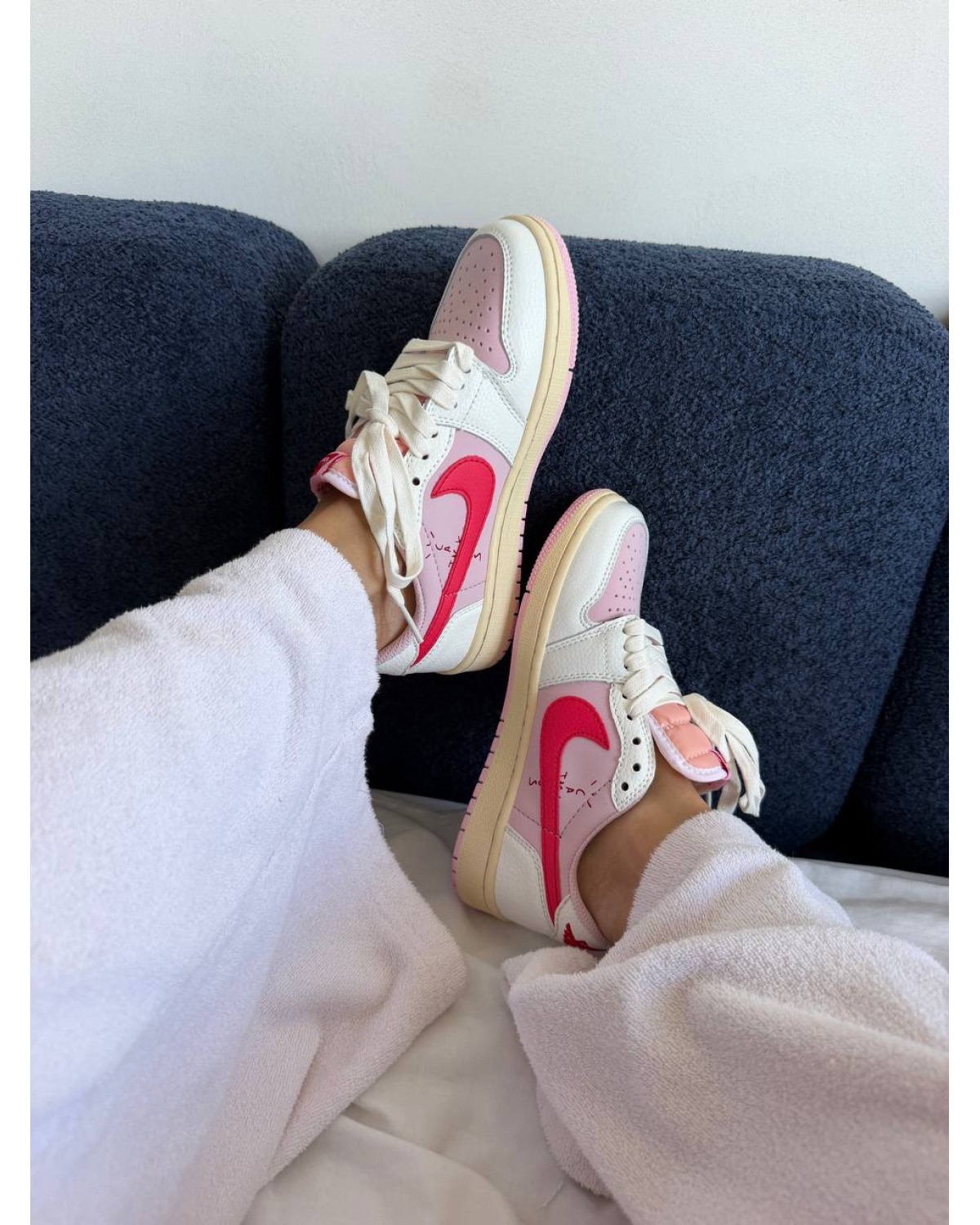 Nike Air Jordan 1 x Travis Scott Pink / Red / Sail