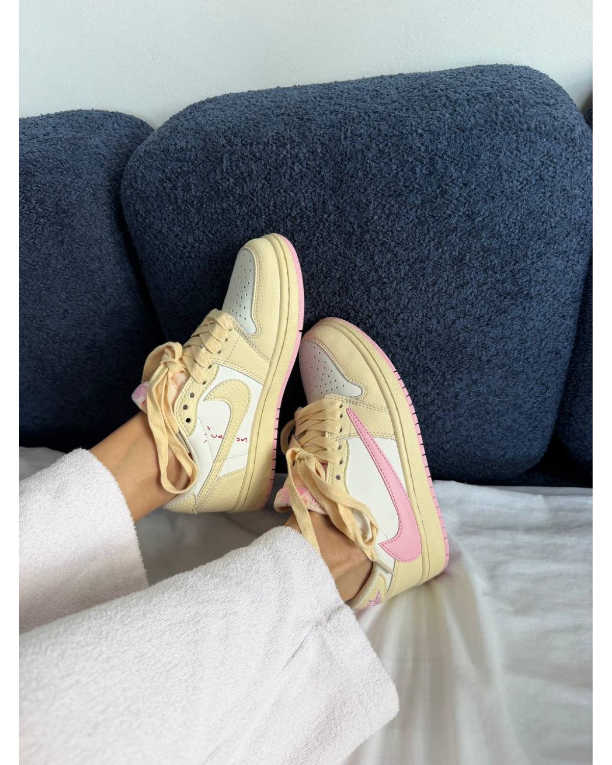 Nike Air Jordan 1 x Travis Scott Butter Cream / Pink