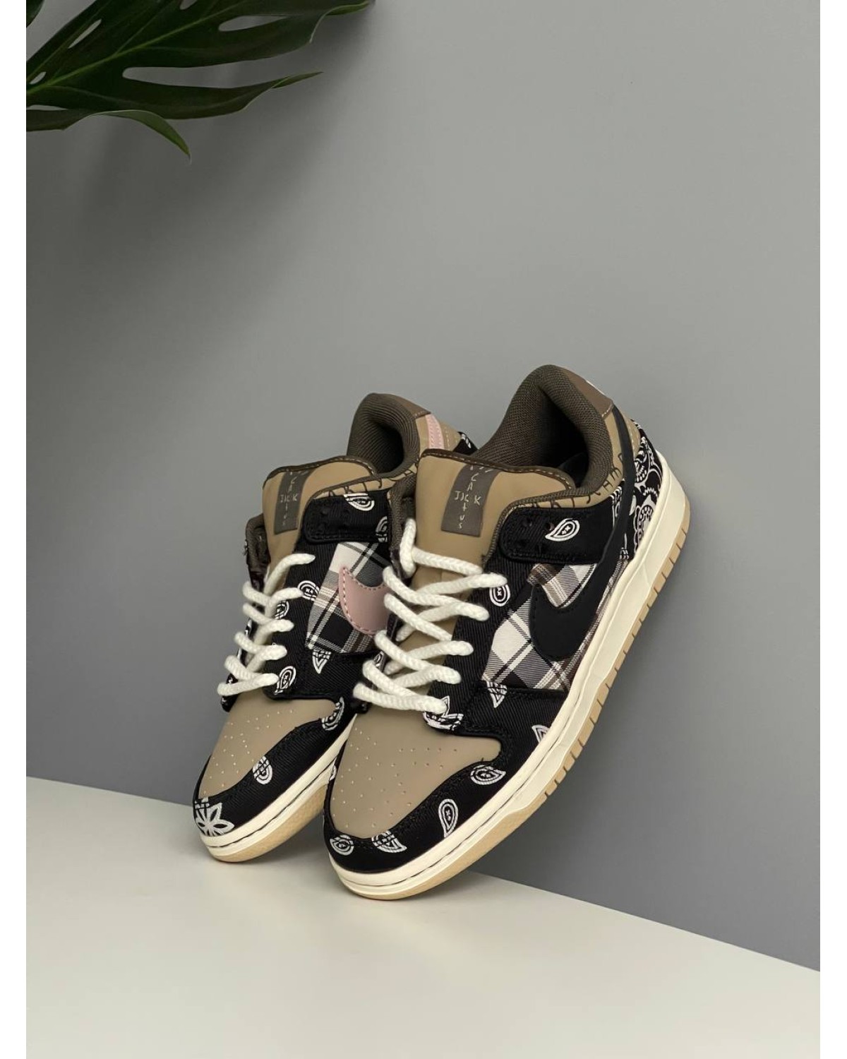 Nike SB Dunk Low x Travis Scott Nike SB Dunk Low x Travis Scott