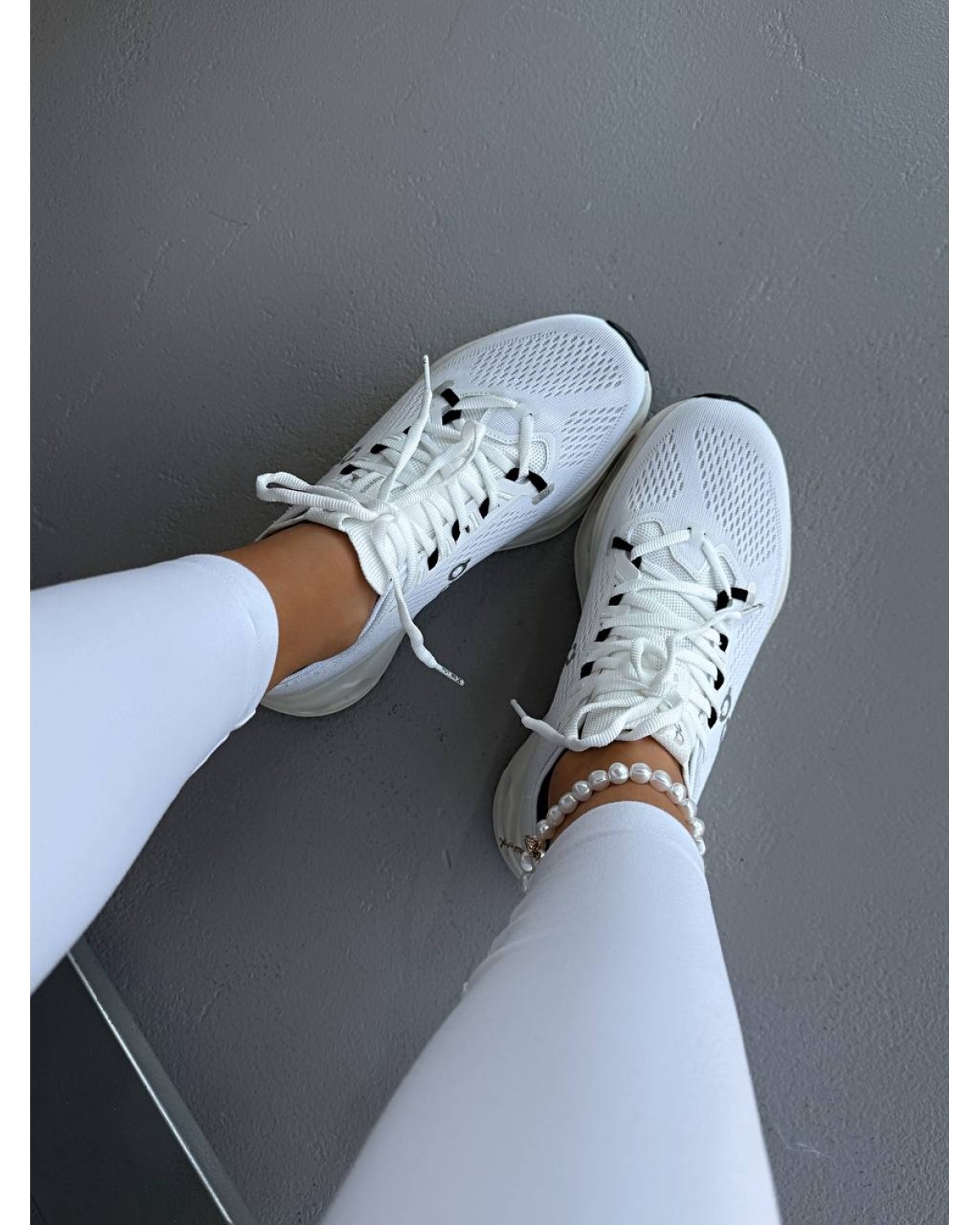 ON Cloudtilt Total White